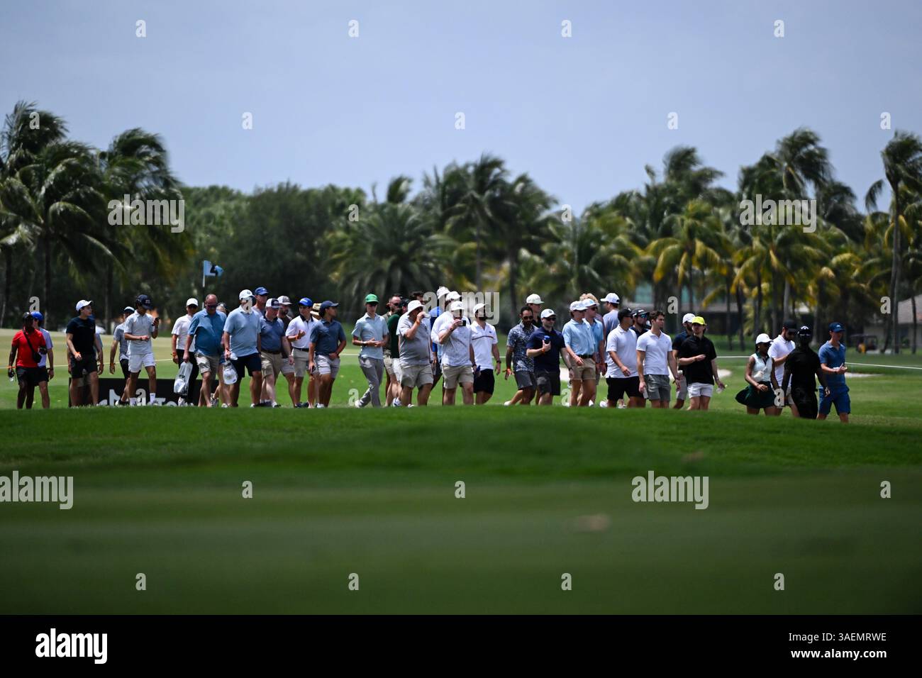 Doral, États-Unis. 06 avril 2025. Les fans parcourent le parcours pour suivre leurs joueurs préférés lors de la dernière journée du LIV Golf Invitational - Miami 2025 au Trump National Golf course le 6 avril 2025 à Doral, en Floride. (Photo de JC Ruiz/Sipa USA) crédit : Sipa USA/Alamy Live News Banque D'Images
