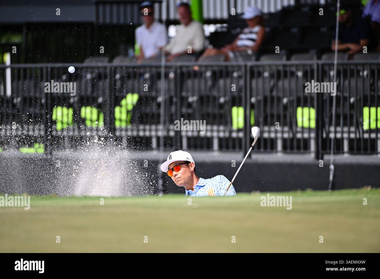 Doral, États-Unis. 06 avril 2025. Kevin Na, capitaine de l'Iron Heads GC frappe un tir de bunker sur le 17e trou lors de la dernière journée de la 2025 LIV Golf Invitational - Miami au Trump National Golf course le 6 avril 2025 à Doral, en Floride. (Photo de JC Ruiz/Sipa USA) crédit : Sipa USA/Alamy Live News Banque D'Images