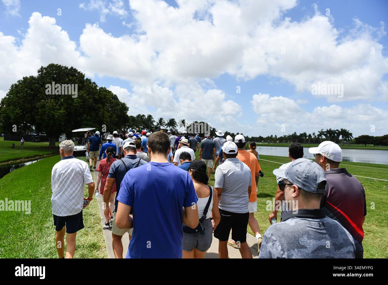 Doral, États-Unis. 06 avril 2025. Les fans se dirigent vers le 4e green lors de la dernière journée du LIV Golf Invitational 2025 - Miami au Trump National Golf course le 6 avril 2025 à Doral, en Floride. (Photo de JC Ruiz/Sipa USA) crédit : Sipa USA/Alamy Live News Banque D'Images