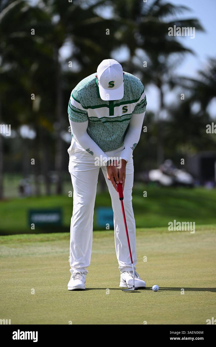 Doral, États-Unis. 06 avril 2025. Dean Burmester des Stinger GC putts lors de la dernière journée du LIV Golf Invitational 2025 - Miami au Trump National Golf course le 6 avril 2025 à Doral, Floride. (Photo de JC Ruiz/Sipa USA) crédit : Sipa USA/Alamy Live News Banque D'Images