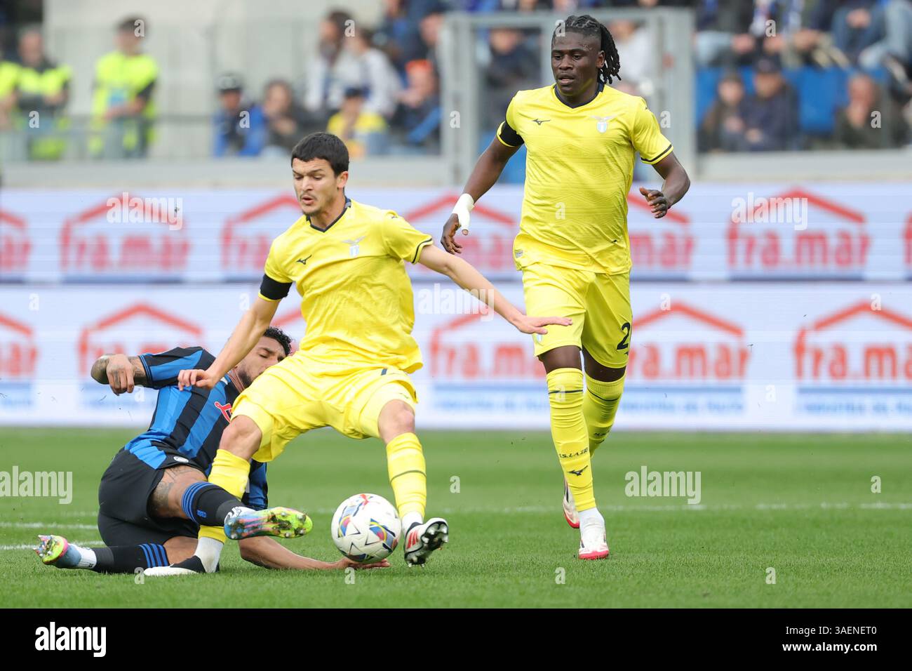 Bergame, Italie. 06 avril 2025. Reda Belahyane (C) de SS Lazio et Éderson José dos Santos Lourenço da Silva (Ederson) (l) de Atalanta BC vus en action lors du match de football italien de Serie A Atalanta BC vs SS Lazio au stade Gewiss. Score final : Atalanta BC 0 :1 SS Lazio crédit : SOPA images Limited/Alamy Live News Banque D'Images