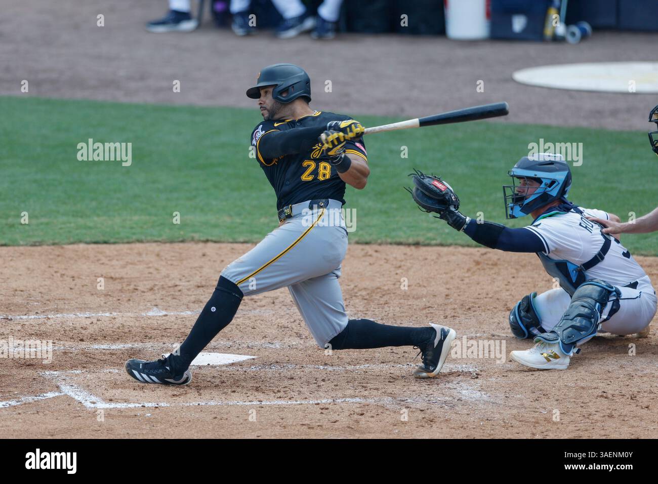 Tampa, FL États-Unis : Tommy Pham (28), les Pirates de Pittsburgh Outfield, fait la queue à Jake Mangum (28), l'outfielder des Rays de Tampa Bay, lors d'un match de baseball de la MLB, le mercredi 2 avril 2025, au George M. Steinbrenner Field. The Pirates Beat the Rays 4-2 (Kim Hukari/image of Sport) Banque D'Images