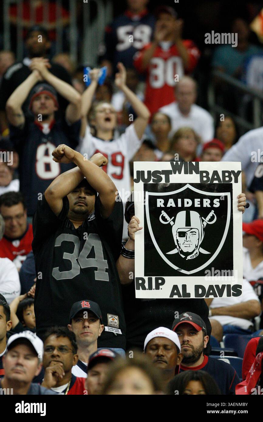 09 octobre 2011 : les Raiders d'Oakland soutiennent leur équipe et honorent le décès du propriétaire des Raiders Al Davis lors du quatrième quart-temps du match de football NFL entre les Texans de Houston et les Raiders d'Oakland au reliant Stadium de Houston, Texas. Oakland a battu Houston 25-20.(image crédit : © Andrew Richardson/Cal Sport Media/ZUMAPRESS.com) Banque D'Images