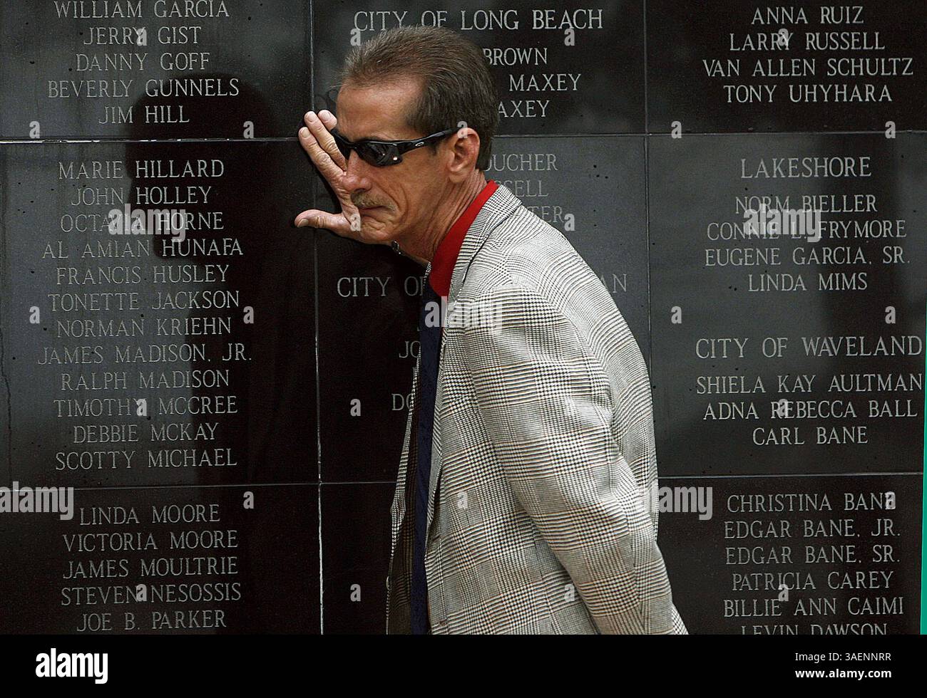 20 avril 2011 - Biloxi, Mississippi, États-Unis - le coroner du comté de Harrison, Gary Hargrove, s'arrête un instant devant le monument de l'ouragan Katrina à Biloxi, Miss., à l'occasion du cinquième anniversaire de la tempête qui a tué 167 personnes dans le sud du Mississippi. (Crédit image : © Tim Isbell/TNS via ZUMA Wire) Banque D'Images