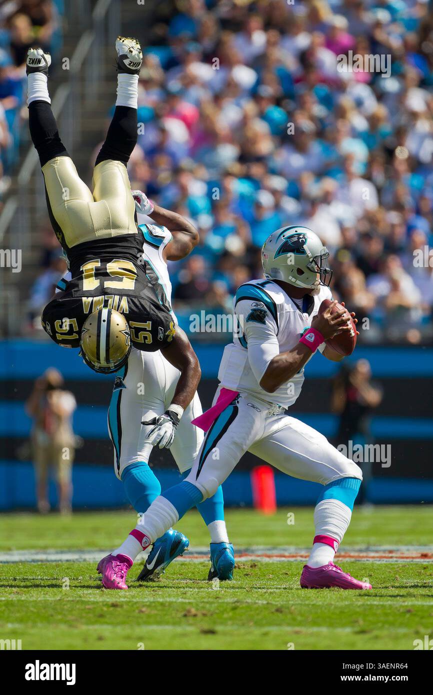 CHARLOTTE, NC - OCT 09, 2010 : le linebacker des Saints, Jonathan Vilma, est retourné tandis que Panthers Quaterback, Cam Newton, s'installe pour passer alors que les Panthers accueillent les Saints de la Nouvelle-Orléans au Bank of America Stadium à Charlotte, Caroline du Nord. (Crédit image : © ; ASP/Cal Sport Media)(crédit image : © Walter G Arce/Cal Sport Media/ZUMAPRESS.com) Banque D'Images