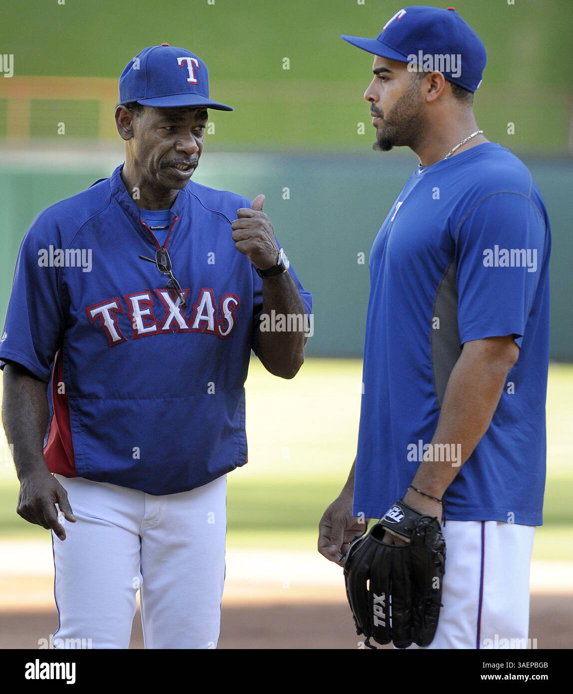25 juillet 2011 - Arlington, TX, États-Unis - le manager des Texas Rangers, Ron Washington, à gauche, discute avec Nelson Cruz, le joueur de droite des Rangers avant le match contre les Mariners de Seattle au Rangers Ballpark à Arlington, Texas, vendredi 23 septembre 2011. (Crédit image : © Max Faulkner/Fort Worth Star-Telegram/MCT/ZUMAPRESS.com) Banque D'Images