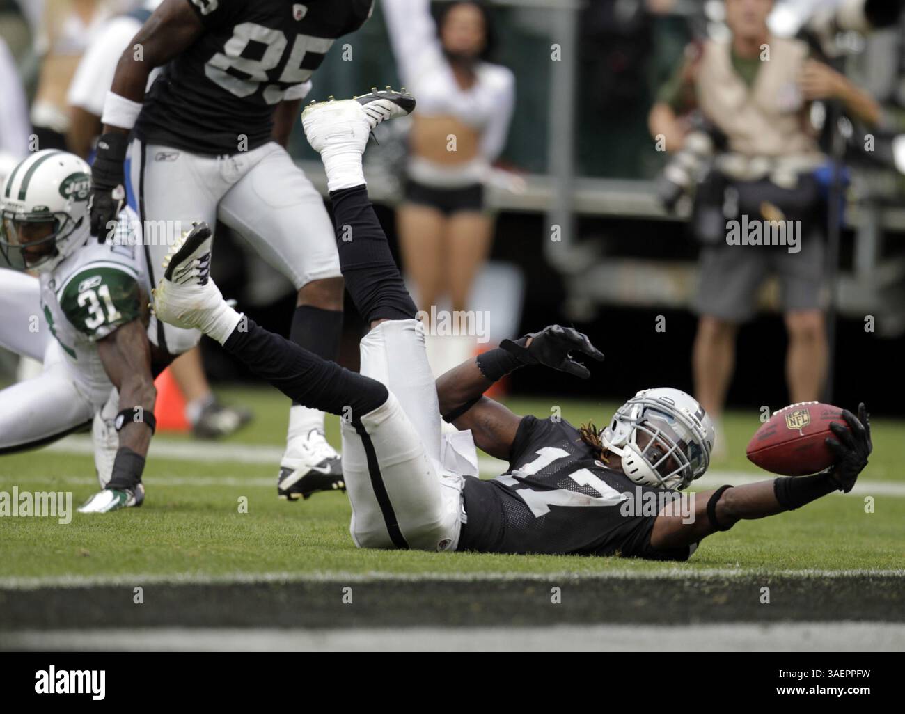 25 septembre 2011 - Oakland, CA, USA - Denarius Moore (17) des Raiders d'Oakland marque le touchdown Go-Ahead contre les jets de New York au troisième quart-temps au O.co Coliseum d'Oakland, Californie, dimanche 25 septembre 2011. Les Raiders ont battu les jets, 34-24. (Crédit image : © Nhat V. Meyer/San Jose Mercury News/MCT/ZUMAPRESS.com) Banque D'Images