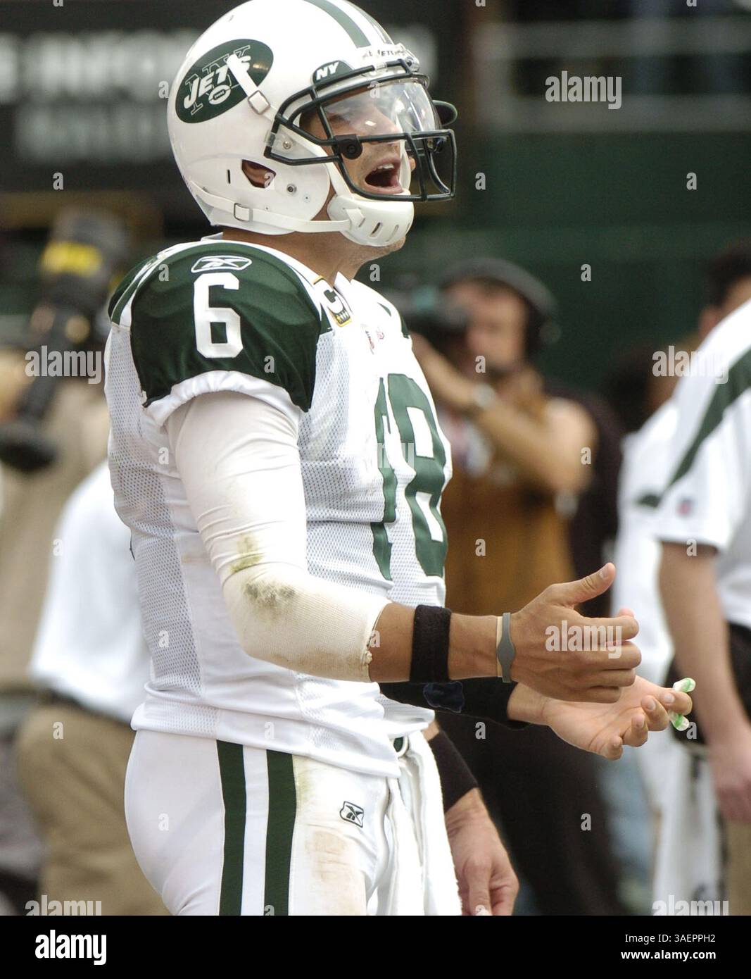 25 septembre 2011 - Oakland, CA, USA - le quarterback des jets de New York Mark Sanchez montre sa frustration sur la touche lors de la défaite des jets 24-34 contre les Raiders d'Oakland au O.co Coliseum d'Oakland, Californie, le dimanche 25 septembre 2011. (Crédit image : © Nhat V. Meyer/Contra Costa Times/MCT/ZUMAPRESS.com) Banque D'Images