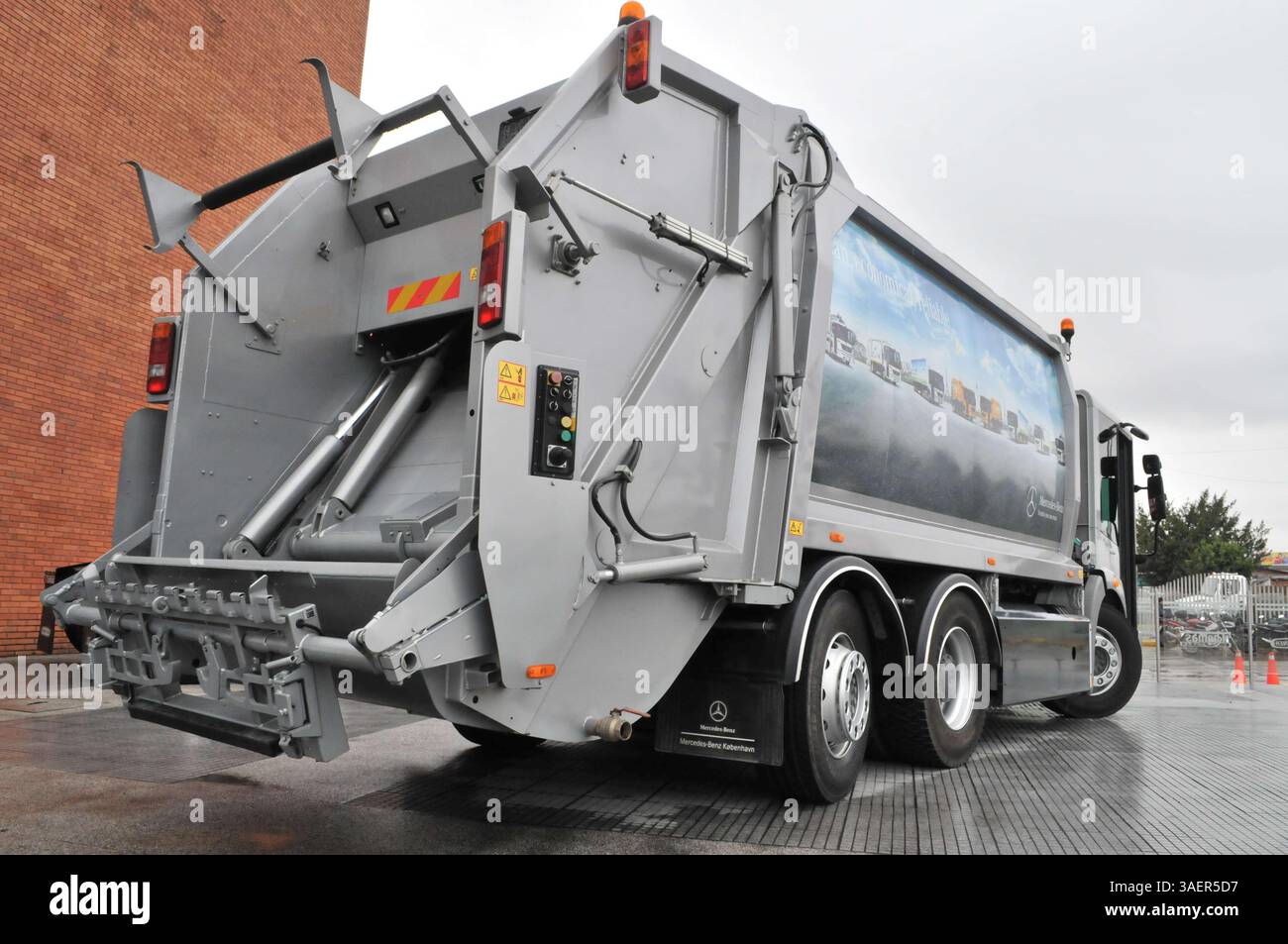 24 octobre 2011 - Colombie - Algunas de las marcas mÃs Representativas del sector automotor decidieron incluir en sus portafolios algunas referencias de camiones de recolecciÃ³n de basura. crÃ©dito : CEET FotÃ³grafo : Abel CÃrdenas (crédit image : © El Tiempo/GDA/ZUMAPRESS.com) Banque D'Images
