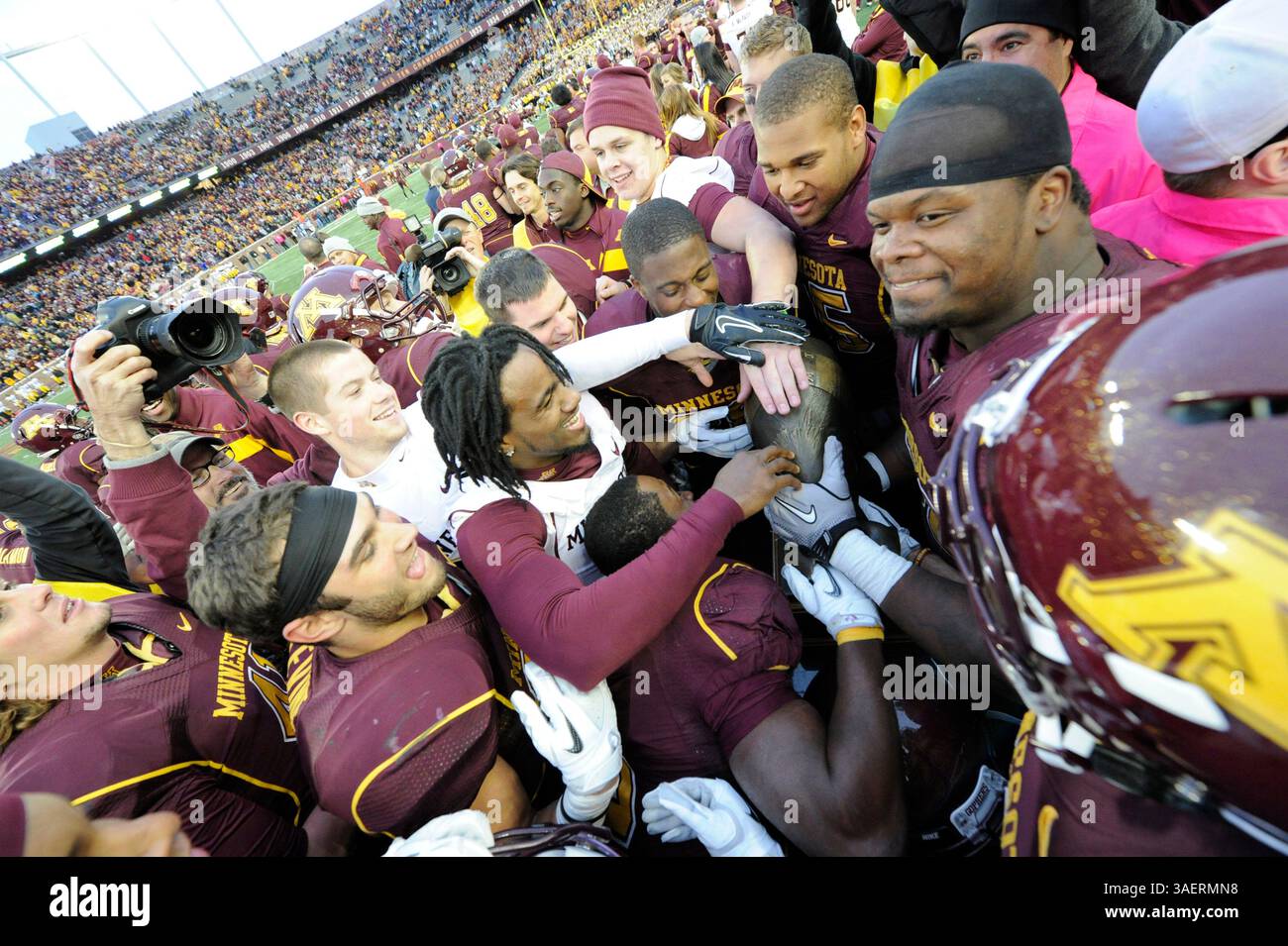 2011 OCT 29 : Brandon Kirksey du Minnesota (96, calotte crânienne noire) Ryan Wynn (60) et le reste des joueurs du Minnesota portent le trophée itinérant Floyd of Rosedale hors du terrain après que le Minnesota a vaincu l'Iowa lors d'un match de football universitaire de la NCAA entre les Golden Gophers du Minnesota hôte et les Hawkeyes de l'Iowa au stade TCF Bank à Minneapolis, Minnesota, Minnesota. 22-21 Floyd of Rosedale. une tradition qui remonte à 1936 Minnesota a un avantage 41-34-2 dans la série(crédit image : © Josh Holmberg/Cal Sport Media/ZUMAPRESS.com) Banque D'Images 2011 OCT 29 : Brandon Kirksey du Minnesota (96, calotte crânienne noire) Ryan Wynn (60) et le reste des joueurs du Minnesota portent le trophée itinérant Floyd of Rosedale hors du terrain après que le Minnesota a vaincu l'Iowa lors d'un match de football universitaire de la NCAA entre les Golden Gophers du Minnesota hôte et les Hawkeyes de l'Iowa au stade TCF Bank à Minneapolis, Minnesota, Minnesota. 22-21 Floyd of Rosedale. une tradition qui remonte à 1936 Minnesota a un avantage 41-34-2 dans la série(crédit image : © Josh Holmberg/Cal Sport Media/ZUMAPRESS.com) Banque D'Images