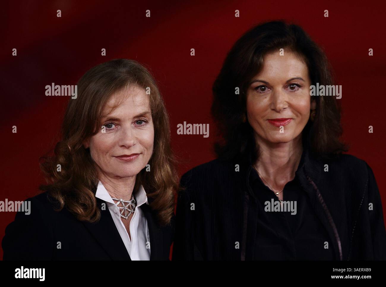 30 oct. 2011 - Rome, Italie - ISABELLE HUPPERT et la réalisatrice ANNE FONTAINE sur le tapis rouge du Festival du film de Rome pour ''mon pire cauchemar'' (crédit image : © Evandro Inetti/ZUMAPRESS.com) Banque D'Images