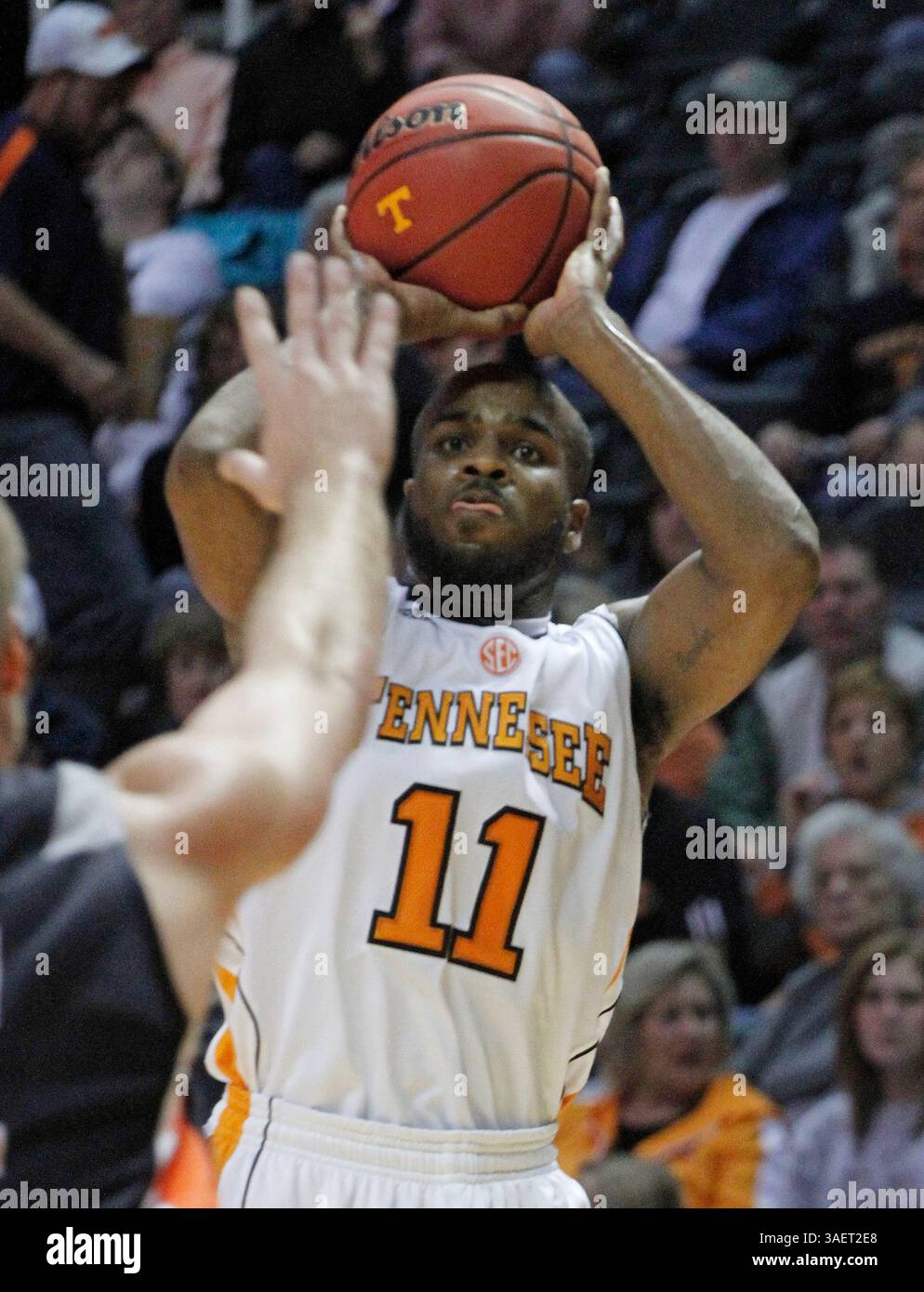 3 novembre 2011 : Trae Golden (11 ans), garde du Tennessee, en action lors d'un match de basket-ball de la NCAA entre les volontaires du Tennessee et les Carson Newman Eagles au Thompson-Boling Arena à Knoxville TN. (Crédit image : © TPL Sports. COM/Cal Sport Media/ZUMAPRESS.com) Banque D'Images