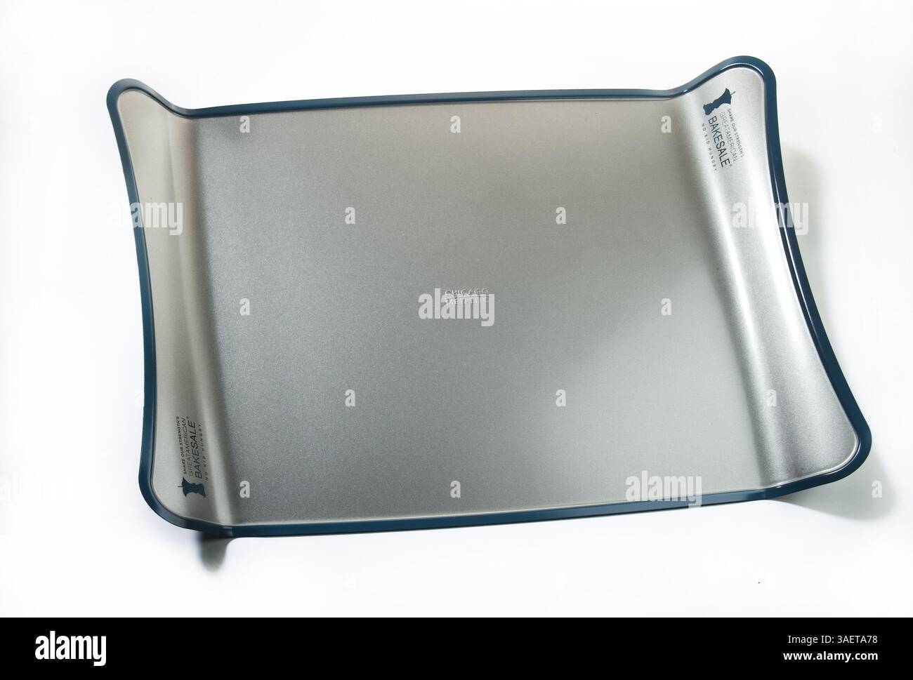 Oct. 3, 2011 - Chicago, il, USA - Winged Cookie Sheet de Chicago Metallic fournit des ''ailes'' comme poignées et pour ralentir les biscuits de voler hors de la feuille antiadhésive. Mieux encore, 5 $ de chaque vente de PAN va à partager notre force, une association à but non lucratif luttant contre la faim infantile en Amérique. Son prix de détail suggéré est de 99 $. (Crédit image : © Bill Hogan/Chicago Tribune/MCT/ZUMAPRESS.com) Banque D'Images