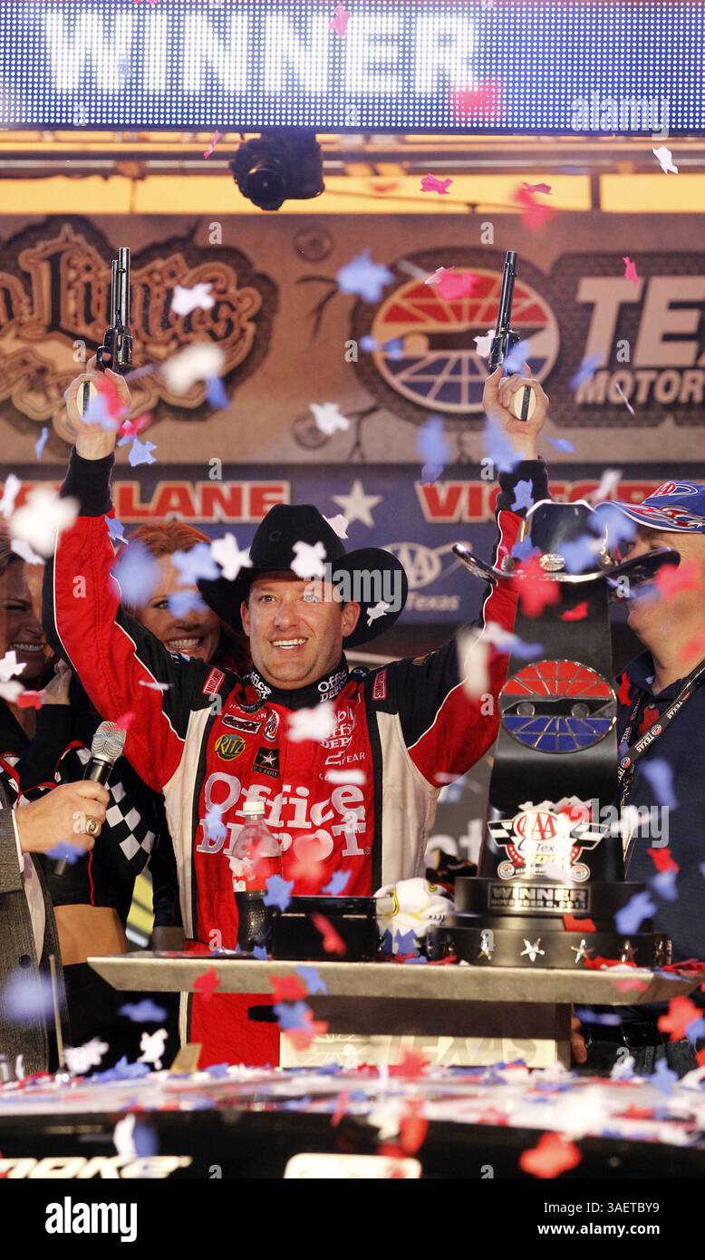 6 novembre 2011 - Fort Worth, TX, États-Unis - Tony Stewart remporte l'AAA Texas 500 au Texas Motor Speedway, le dimanche 6 novembre 2011 à Fort Worth, Texas. (Crédit image : © Sharon Ellman/Fort Worth Star-Telegram/MCT/ZUMAPRESS.com) Banque D'Images