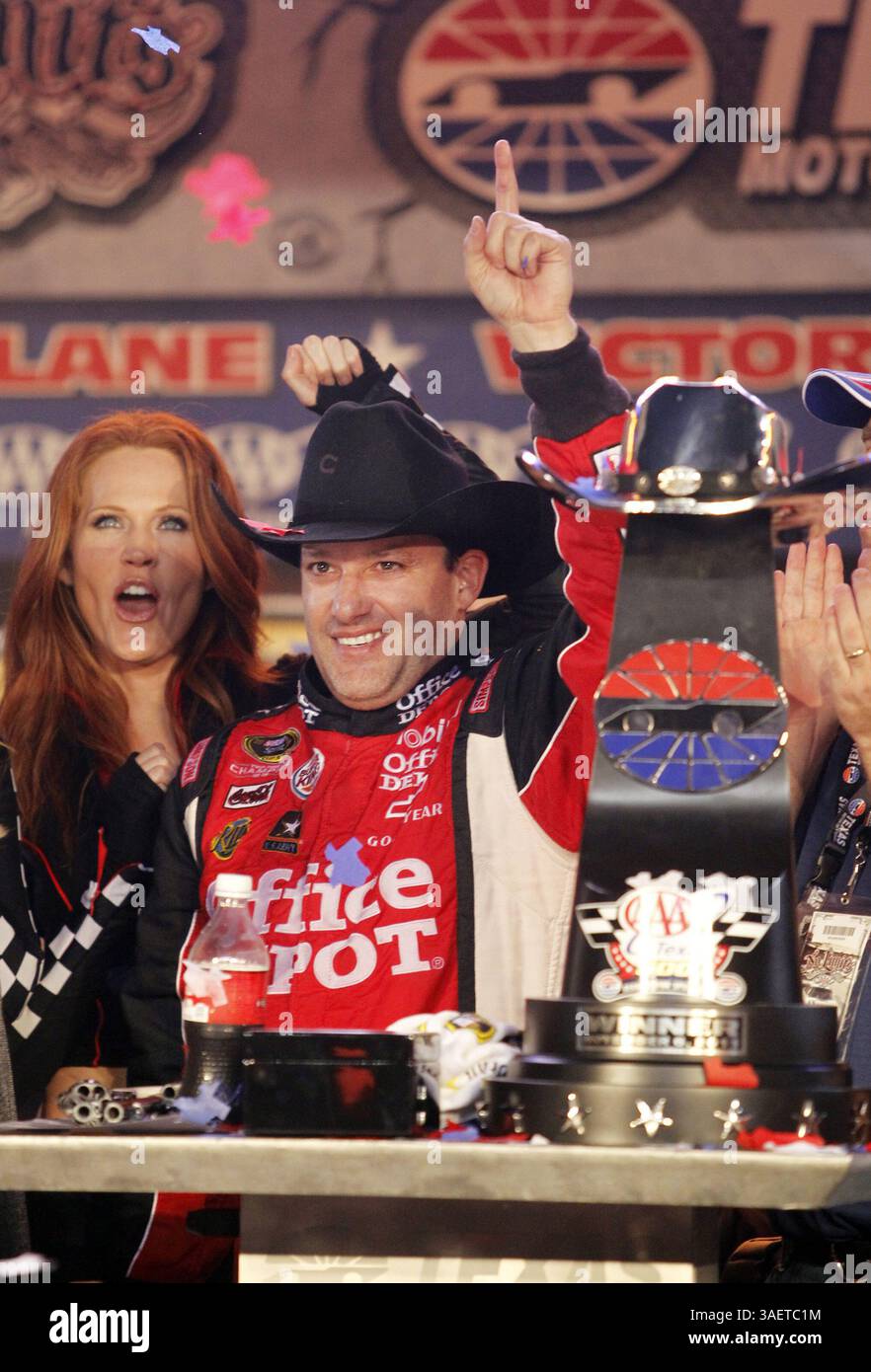 6 novembre 2011 - Fort Worth, TX, États-Unis - Tony Stewart remporte l'AAA Texas 500 au Texas Motor Speedway, le dimanche 6 novembre 2011 à Fort Worth, Texas. (Crédit image : © Sharon Ellman/Fort Worth Star-Telegram/MCT/ZUMAPRESS.com) Banque D'Images