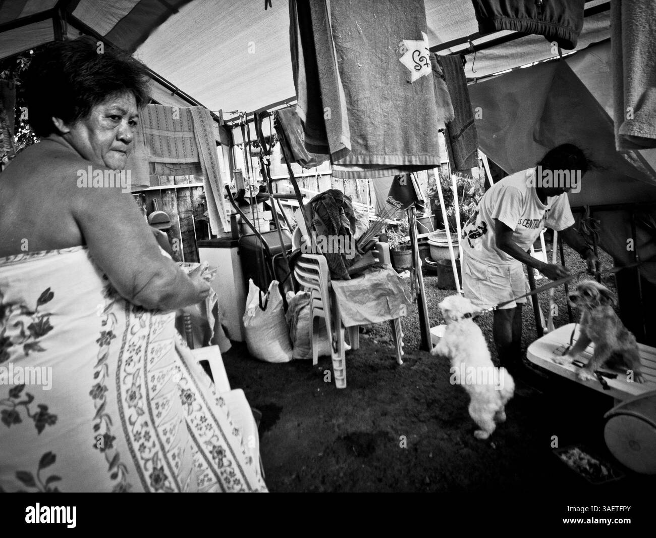 06 septembre 2007 - Papeete, Tahiti, Polynésie française - la vie à Tahiti est devenue dure avec les catastrophes sociales, culturelles et écologiques, ainsi que la violence de rue, le chômage, l'itinérance, la violence contre les femmes (souvent excusée par l'alibi 'culturel') et la prostitution transsexuelle et infantile endémique. Ce sombre tableau est aggravé par la corruption politique, le pouvoir croissant des religions et des sectes, un système éducatif dysfonctionnel, le sort controversé des victimes de maladies nucléaires, et maintenant, la possibilité réelle de devoir gérer la crise qui touche les premières victimes de la mondialisation Banque D'Images