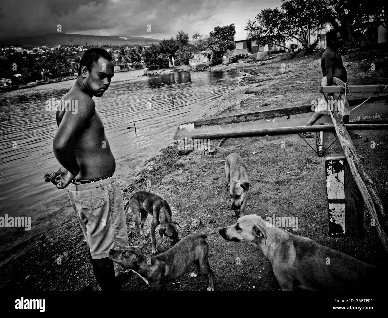 06 septembre 2007 - Papeete, Tahiti, Polynésie française - la vie à Tahiti est devenue dure avec les catastrophes sociales, culturelles et écologiques, ainsi que la violence de rue, le chômage, l'itinérance, la violence contre les femmes (souvent excusée par l'alibi 'culturel') et la prostitution transsexuelle et infantile endémique. Ce sombre tableau est aggravé par la corruption politique, le pouvoir croissant des religions et des sectes, un système éducatif dysfonctionnel, le sort controversé des victimes de maladies nucléaires, et maintenant, la possibilité réelle de devoir gérer la crise qui touche les premières victimes de la mondialisation Banque D'Images