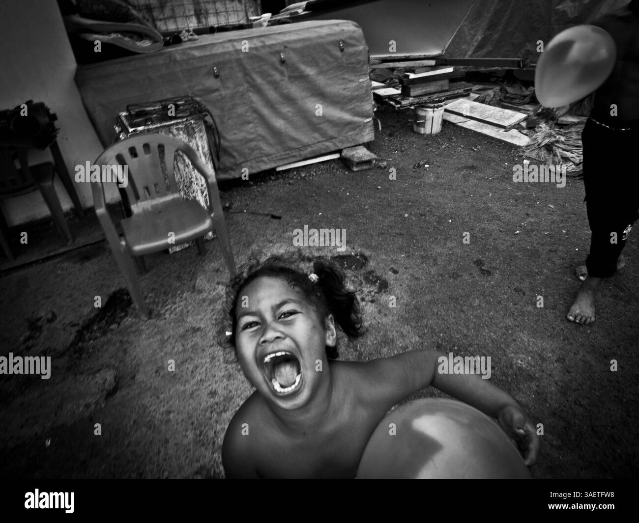 06 septembre 2007 - Papeete, Tahiti, Polynésie française - la vie à Tahiti est devenue dure avec les catastrophes sociales, culturelles et écologiques, ainsi que la violence de rue, le chômage, l'itinérance, la violence contre les femmes (souvent excusée par l'alibi 'culturel') et la prostitution transsexuelle et infantile endémique. Ce sombre tableau est aggravé par la corruption politique, le pouvoir croissant des religions et des sectes, un système éducatif dysfonctionnel, le sort controversé des victimes de maladies nucléaires, et maintenant, la possibilité réelle de devoir gérer la crise qui touche les premières victimes de la mondialisation Banque D'Images