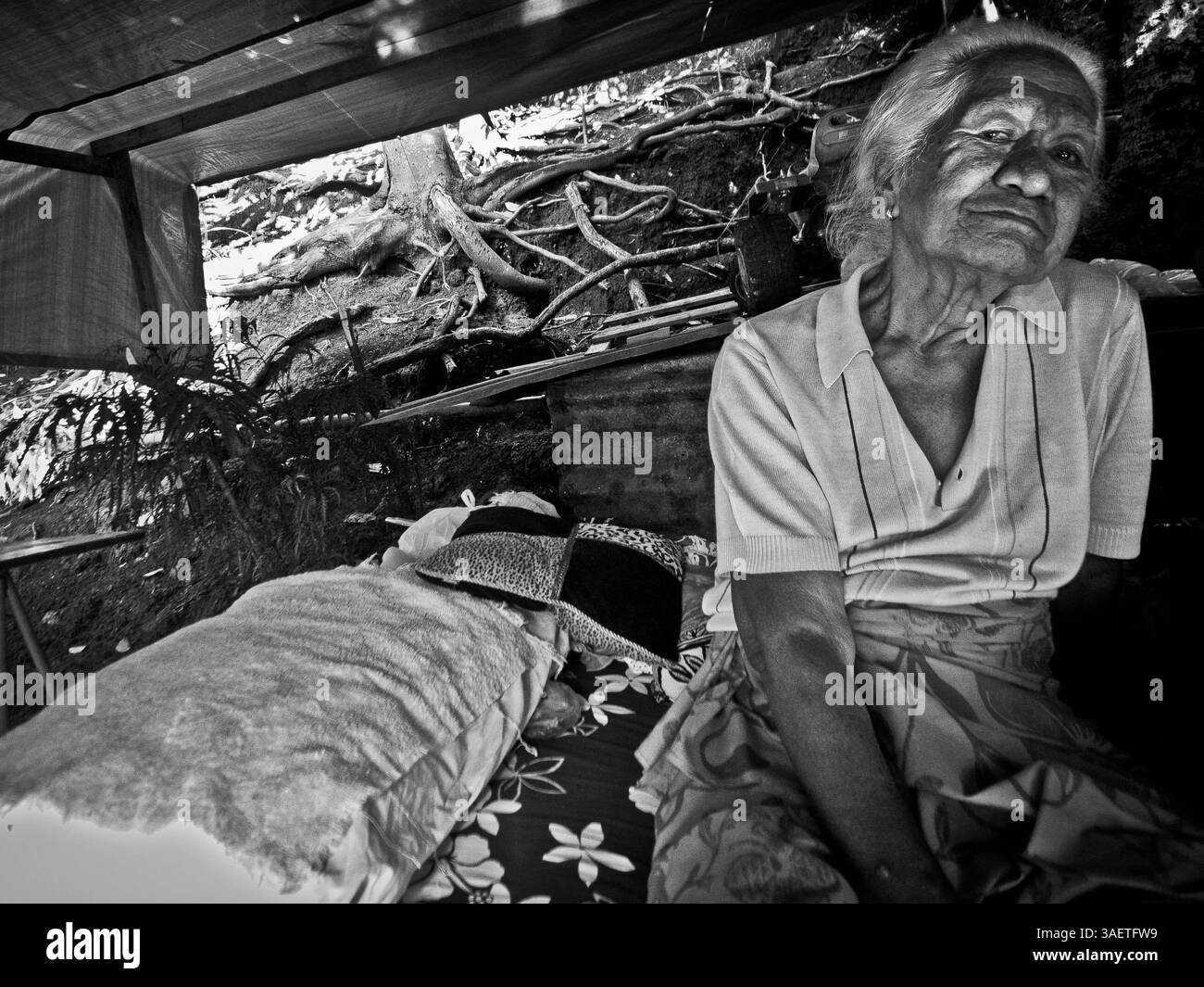 06 septembre 2007 - Papeete, Tahiti, Polynésie française - la vie à Tahiti est devenue dure avec les catastrophes sociales, culturelles et écologiques, ainsi que la violence de rue, le chômage, l'itinérance, la violence contre les femmes (souvent excusée par l'alibi 'culturel') et la prostitution transsexuelle et infantile endémique. Ce sombre tableau est aggravé par la corruption politique, le pouvoir croissant des religions et des sectes, un système éducatif dysfonctionnel, le sort controversé des victimes de maladies nucléaires, et maintenant, la possibilité réelle de devoir gérer la crise qui touche les premières victimes de la mondialisation Banque D'Images