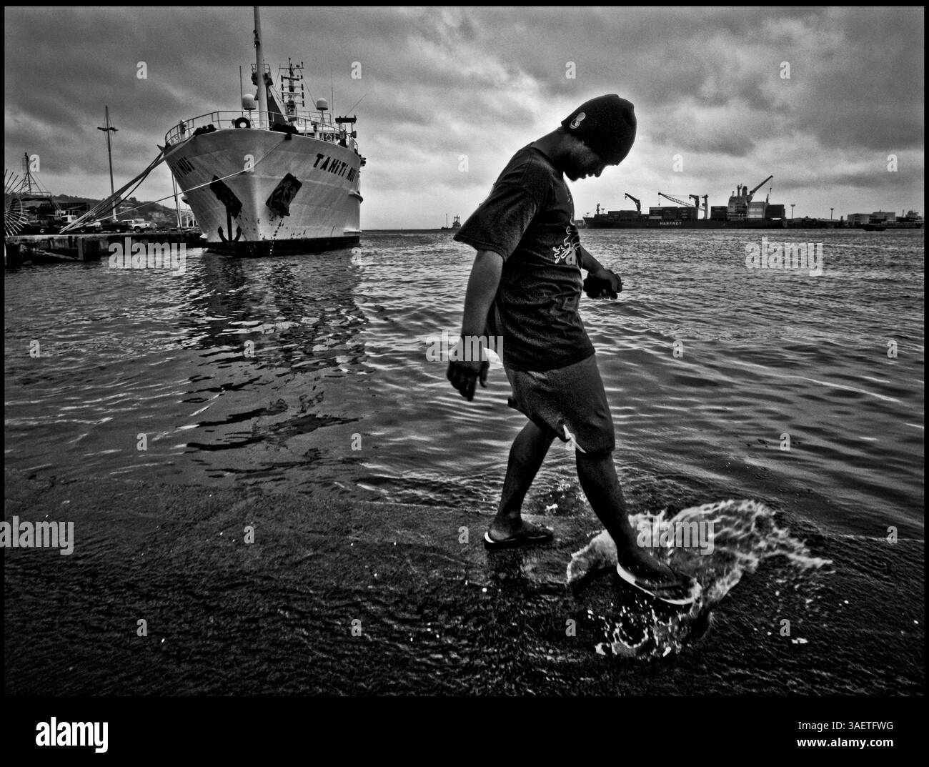 06 septembre 2007 - Papeete, Tahiti, Polynésie française - la vie à Tahiti est devenue dure avec les catastrophes sociales, culturelles et écologiques, ainsi que la violence de rue, le chômage, l'itinérance, la violence contre les femmes (souvent excusée par l'alibi 'culturel') et la prostitution transsexuelle et infantile endémique. Ce sombre tableau est aggravé par la corruption politique, le pouvoir croissant des religions et des sectes, un système éducatif dysfonctionnel, le sort controversé des victimes de maladies nucléaires, et maintenant, la possibilité réelle de devoir gérer la crise qui touche les premières victimes de la mondialisation Banque D'Images
