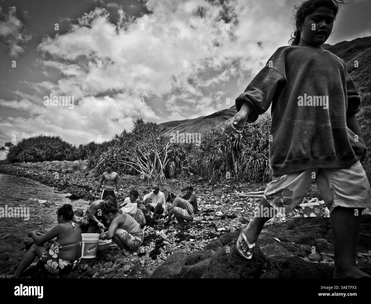 06 septembre 2007 - Papeete, Tahiti, Polynésie française - la vie à Tahiti est devenue dure avec les catastrophes sociales, culturelles et écologiques, ainsi que la violence de rue, le chômage, l'itinérance, la violence contre les femmes (souvent excusée par l'alibi 'culturel') et la prostitution transsexuelle et infantile endémique. Ce sombre tableau est aggravé par la corruption politique, le pouvoir croissant des religions et des sectes, un système éducatif dysfonctionnel, le sort controversé des victimes de maladies nucléaires, et maintenant, la possibilité réelle de devoir gérer la crise qui touche les premières victimes de la mondialisation Banque D'Images