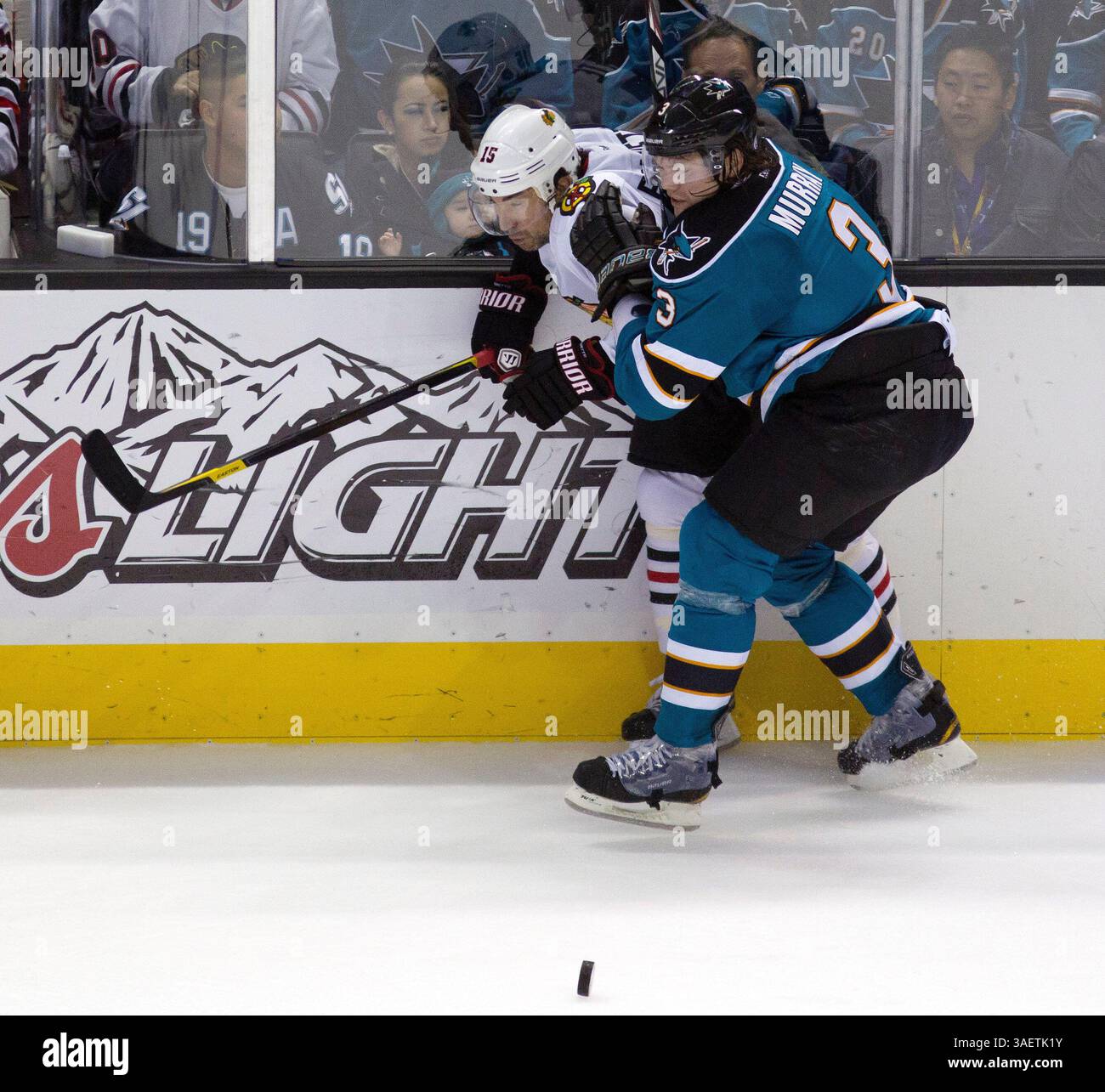 23 novembre 2011 : les Blackhawks de Chicago Andrew Brunette (15 ans) et les Sharks Douglas Murray (3 ans) se battent pour la possession de la rondelle pendant l'action. Sharks battent les Blackhawks 1-0 au HP Pavillion à San Jose, CA. (Crédit image : © William Mancebo/Cal Sport Media/ZUMAPRESS.com) Banque D'Images