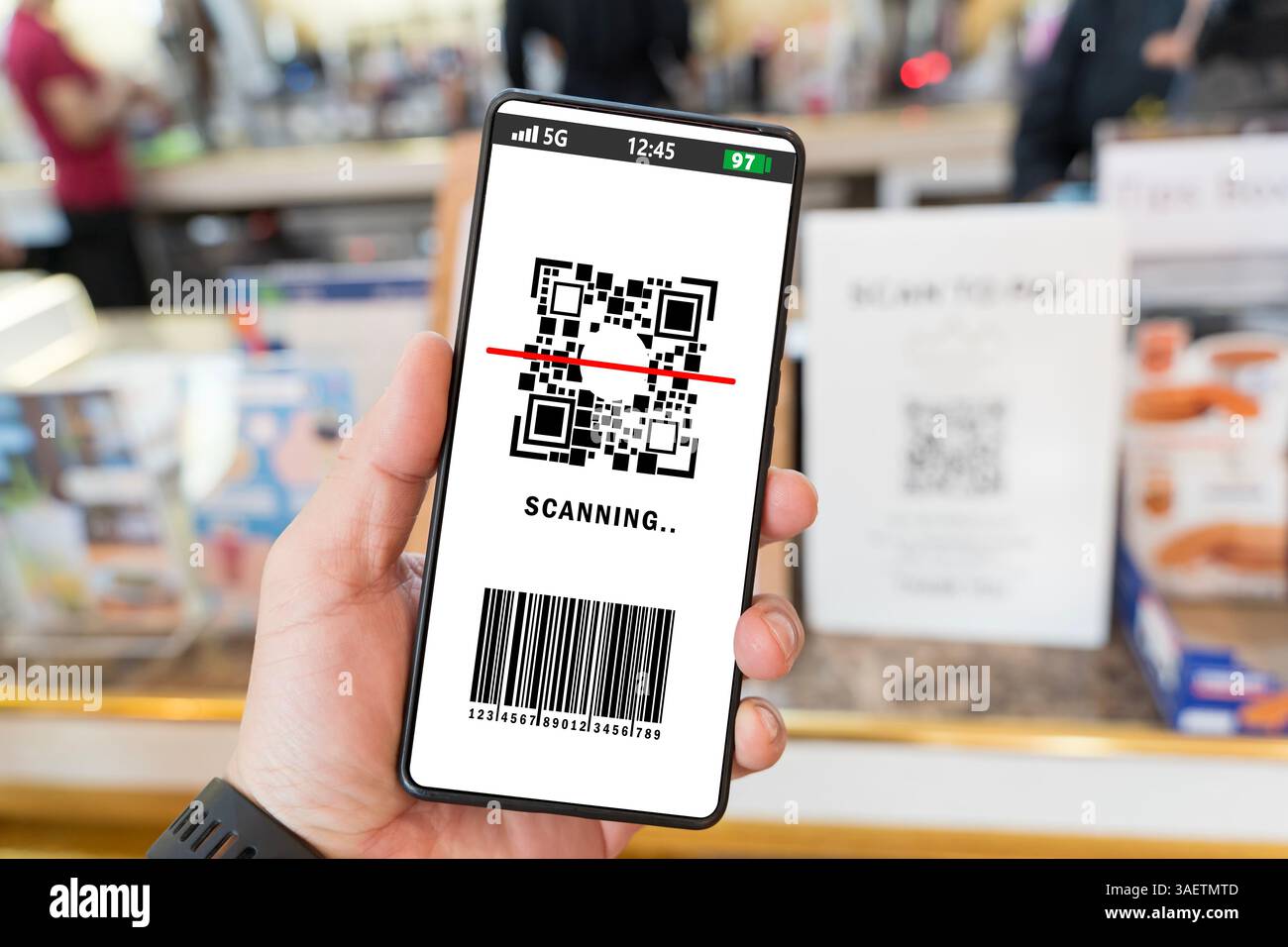 ID qr. Main tenant l'écran de smartphone mobile pour payer en ligne, scanner la technologie de code à barres avec le scanner de code qr sur le téléphone intelligent numérique. Paiement QRCode, onli Banque D'Images