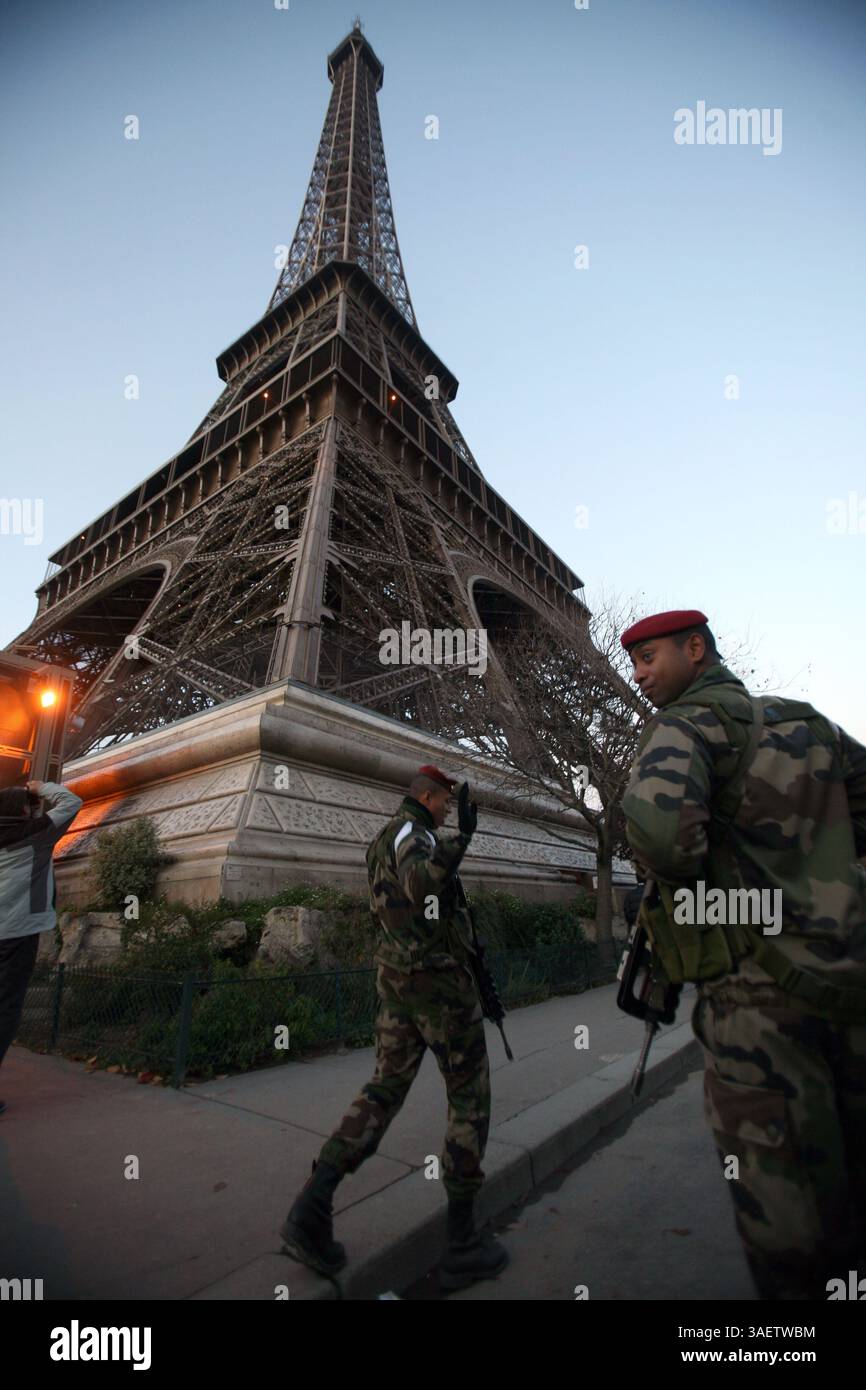 26 novembre 2011 - Paris, France - Tour Eiffel, une tour en treillis de fer à flaque située sur le champ de mars à Paris. Construite en 1889, elle est devenue à la fois une icône mondiale de la France et l’une des structures les plus reconnaissables au monde. La tour est le plus haut bâtiment de Paris et le monument payant le plus visité au monde ; des millions de personnes y montent chaque année. Nommée d'après son concepteur, l'ingénieur Gustave Eiffel, la tour a été construite comme arc d'entrée de l'exposition universelle de 1889. (Crédit image : © Ringo Chiu/ZUMAPRESS.com) Banque D'Images