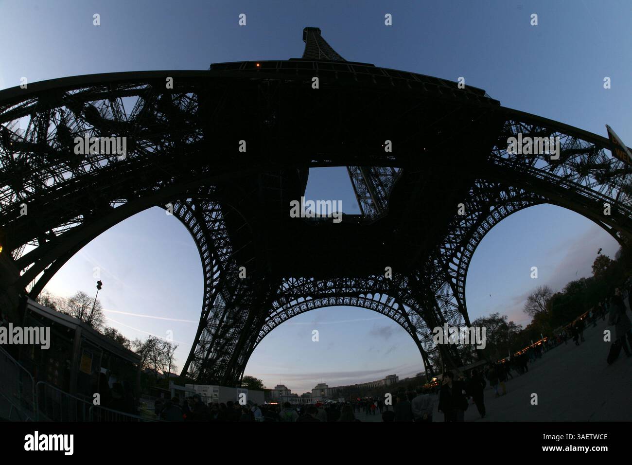 26 novembre 2011 - Paris, France - Tour Eiffel, une tour en treillis de fer à flaque située sur le champ de mars à Paris. Construite en 1889, elle est devenue à la fois une icône mondiale de la France et l’une des structures les plus reconnaissables au monde. La tour est le plus haut bâtiment de Paris et le monument payant le plus visité au monde ; des millions de personnes y montent chaque année. Nommée d'après son concepteur, l'ingénieur Gustave Eiffel, la tour a été construite comme arc d'entrée de l'exposition universelle de 1889. (Crédit image : © Ringo Chiu/ZUMAPRESS.com) Banque D'Images