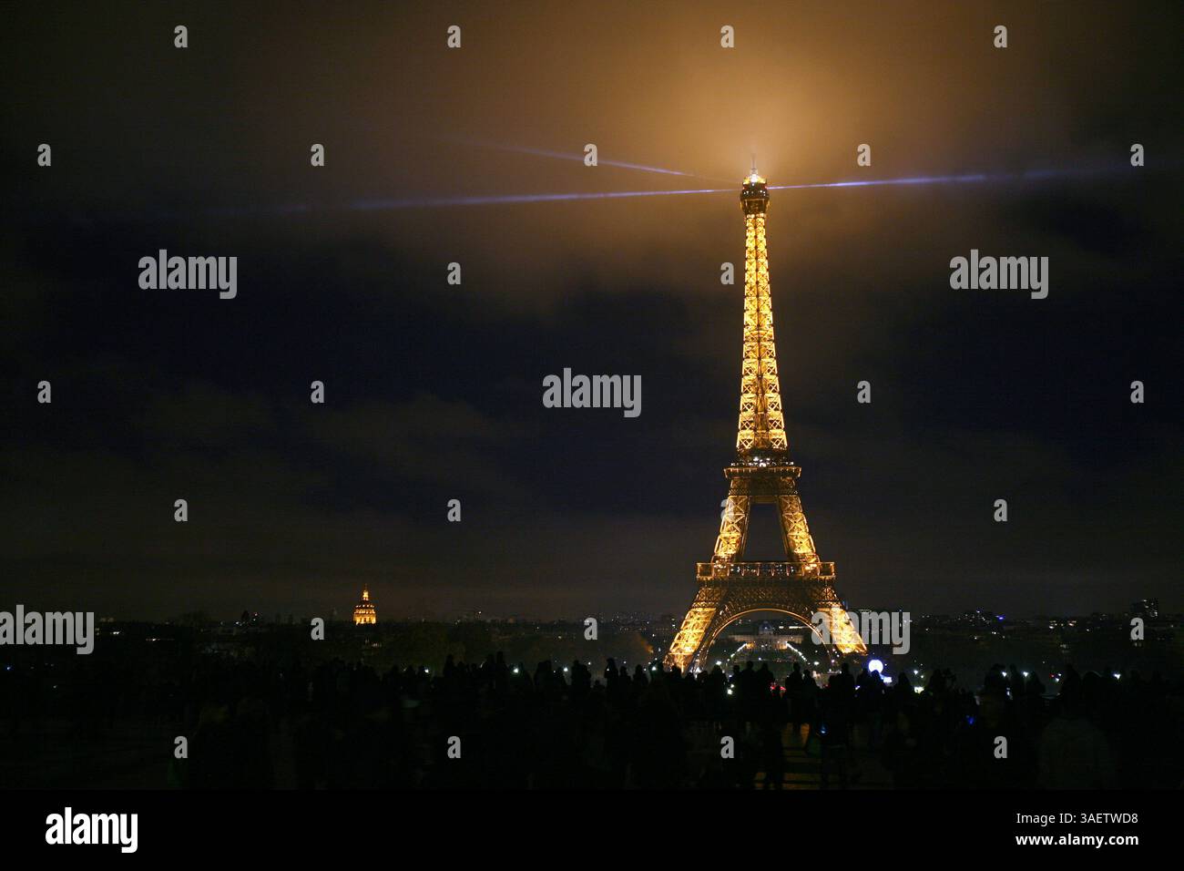 26 novembre 2011 - Paris, France - Tour Eiffel, une tour en treillis de fer à flaque située sur le champ de mars à Paris. Construite en 1889, elle est devenue à la fois une icône mondiale de la France et l’une des structures les plus reconnaissables au monde. La tour est le plus haut bâtiment de Paris et le monument payant le plus visité au monde ; des millions de personnes y montent chaque année. Nommée d'après son concepteur, l'ingénieur Gustave Eiffel, la tour a été construite comme arc d'entrée de l'exposition universelle de 1889. (Crédit image : © Ringo Chiu/ZUMAPRESS.com) Banque D'Images
