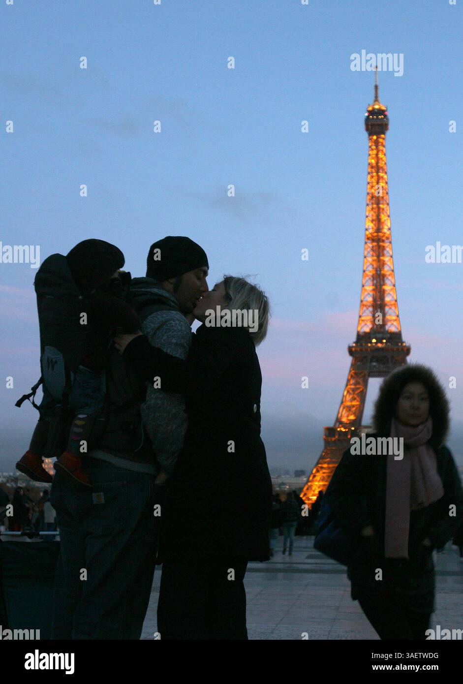 26 novembre 2011 - Paris, France - Tour Eiffel, une tour en treillis de fer à flaque située sur le champ de mars à Paris. Construite en 1889, elle est devenue à la fois une icône mondiale de la France et l’une des structures les plus reconnaissables au monde. La tour est le plus haut bâtiment de Paris et le monument payant le plus visité au monde ; des millions de personnes y montent chaque année. Nommée d'après son concepteur, l'ingénieur Gustave Eiffel, la tour a été construite comme arc d'entrée de l'exposition universelle de 1889. (Crédit image : © Ringo Chiu/ZUMAPRESS.com) Banque D'Images