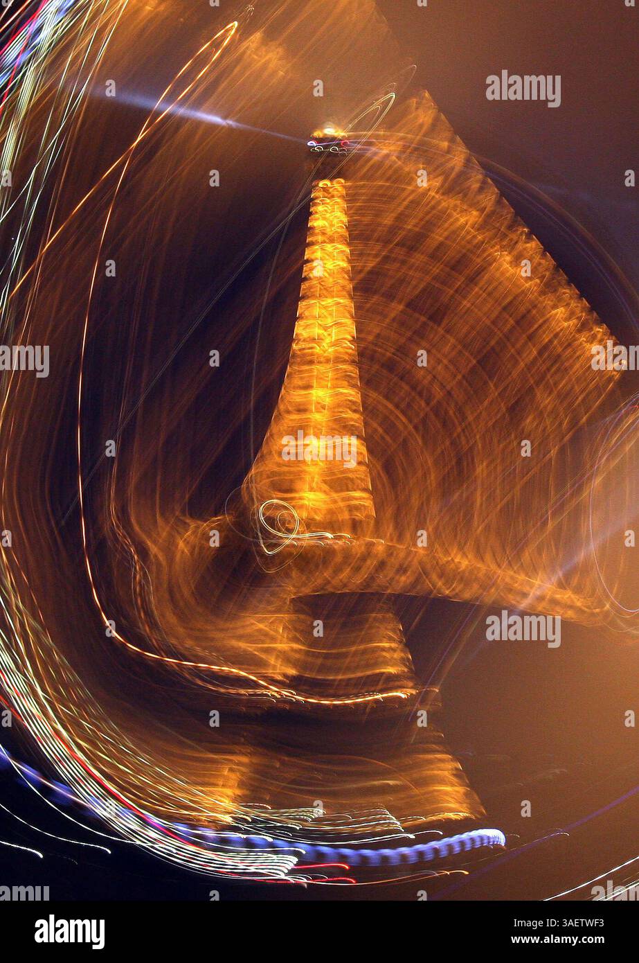 26 novembre 2011 - Paris, France - Tour Eiffel, une tour en treillis de fer à flaque située sur le champ de mars à Paris. Construite en 1889, elle est devenue à la fois une icône mondiale de la France et l’une des structures les plus reconnaissables au monde. La tour est le plus haut bâtiment de Paris et le monument payant le plus visité au monde ; des millions de personnes y montent chaque année. Nommée d'après son concepteur, l'ingénieur Gustave Eiffel, la tour a été construite comme arc d'entrée de l'exposition universelle de 1889. (Crédit image : © Ringo Chiu/ZUMAPRESS.com) Banque D'Images