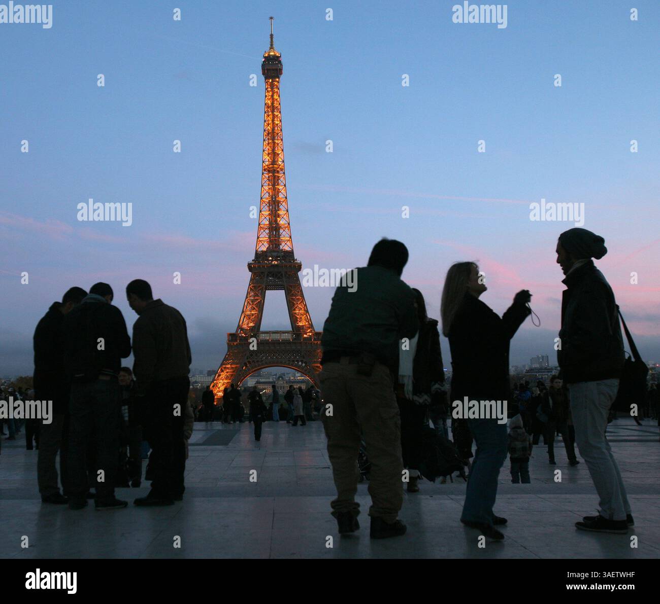 26 novembre 2011 - Paris, France - Tour Eiffel, une tour en treillis de fer à flaque située sur le champ de mars à Paris. Construite en 1889, elle est devenue à la fois une icône mondiale de la France et l’une des structures les plus reconnaissables au monde. La tour est le plus haut bâtiment de Paris et le monument payant le plus visité au monde ; des millions de personnes y montent chaque année. Nommée d'après son concepteur, l'ingénieur Gustave Eiffel, la tour a été construite comme arc d'entrée de l'exposition universelle de 1889. (Crédit image : © Ringo Chiu/ZUMAPRESS.com) Banque D'Images