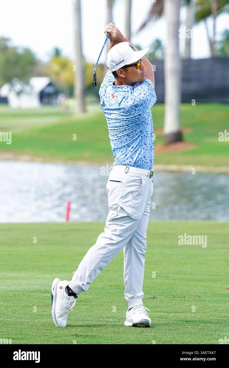 Doral, Floride, États-Unis. 6 avril 2025. Kevin Na, capitaine d’Iron Heads GC, frappe un tir fairway sur le 18e trou lors de la dernière manche du LIV Golf Miami au Trump National Doral. (Crédit image : © Debby Wong/ZUMA Press Wire) USAGE ÉDITORIAL SEULEMENT ! Non destiné à UN USAGE commercial ! Banque D'Images