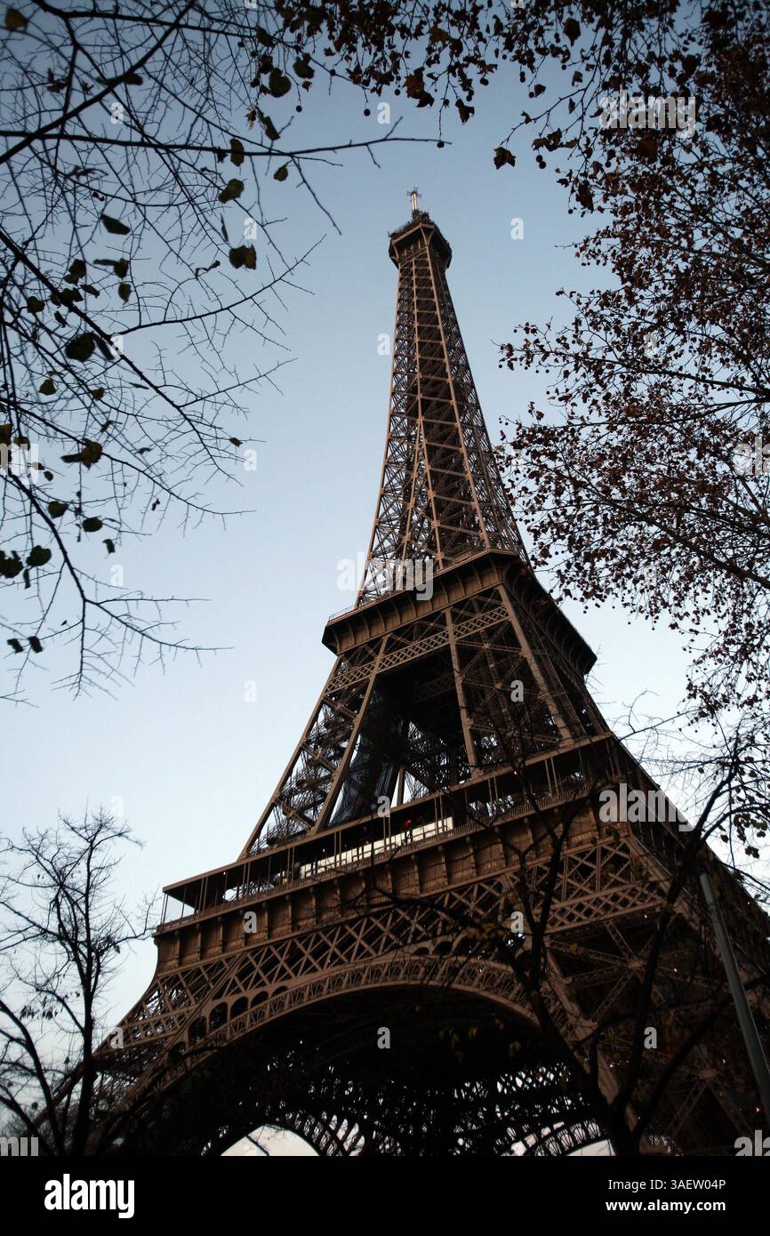 26 novembre 2011 - Paris, Californie, États-Unis - Tour Eiffel, une tour en treillis de fer à flaque située sur le champ de mars à Paris. Construite en 1889, elle est devenue à la fois une icône mondiale de la France et l’une des structures les plus reconnaissables au monde. La tour est le plus haut bâtiment de Paris et le monument payant le plus visité au monde ; des millions de personnes y montent chaque année. Nommée d'après son concepteur, l'ingénieur Gustave Eiffel, la tour a été construite comme arc d'entrée de l'exposition universelle de 1889. (Crédit image : © Ringo Chiu/ZUMAPRESS.com) Banque D'Images
