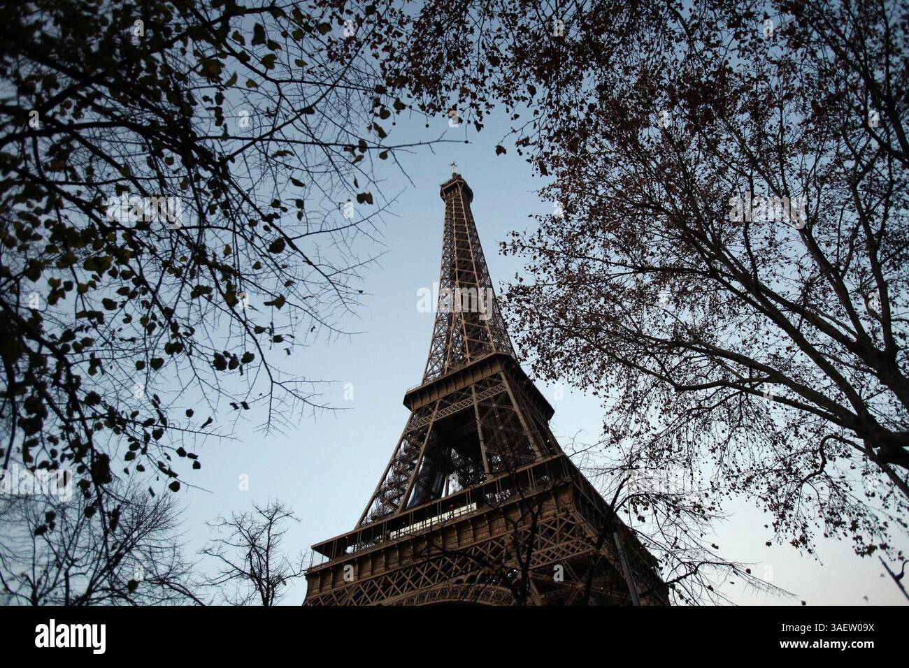 26 novembre 2011 - Paris, Californie, États-Unis - Tour Eiffel, une tour en treillis de fer à flaque située sur le champ de mars à Paris. Construite en 1889, elle est devenue à la fois une icône mondiale de la France et l’une des structures les plus reconnaissables au monde. La tour est le plus haut bâtiment de Paris et le monument payant le plus visité au monde ; des millions de personnes y montent chaque année. Nommée d'après son concepteur, l'ingénieur Gustave Eiffel, la tour a été construite comme arc d'entrée de l'exposition universelle de 1889. (Crédit image : © Ringo Chiu/ZUMAPRESS.com) Banque D'Images