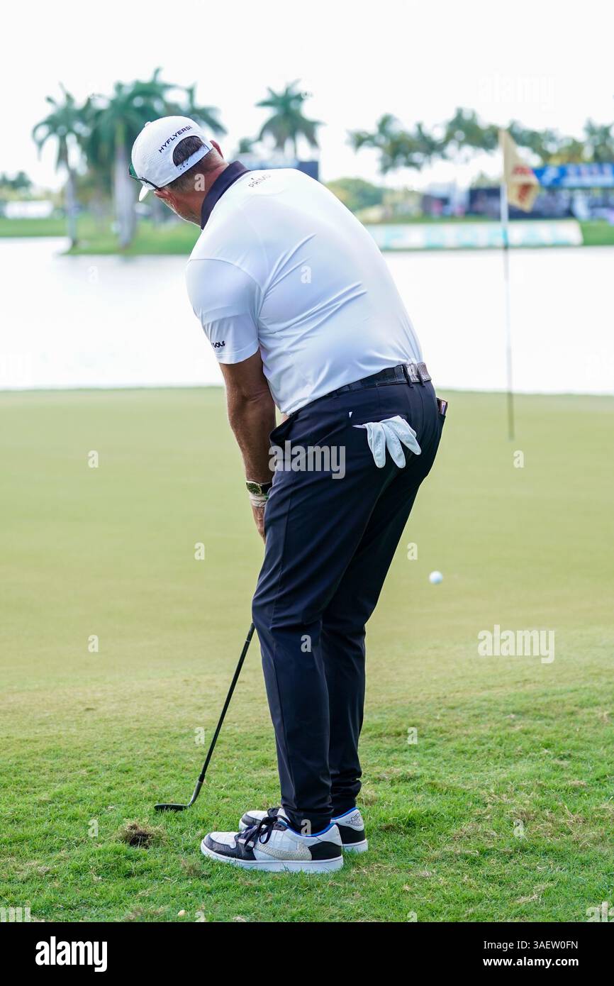 Doral, Floride, États-Unis. 6 avril 2025. Phil Mickelson, capitaine de HyFlyers, lance le 18e green lors de la dernière manche du LIV Golf Miami au Trump National Doral. (Crédit image : © Debby Wong/ZUMA Press Wire) USAGE ÉDITORIAL SEULEMENT ! Non destiné à UN USAGE commercial ! Banque D'Images