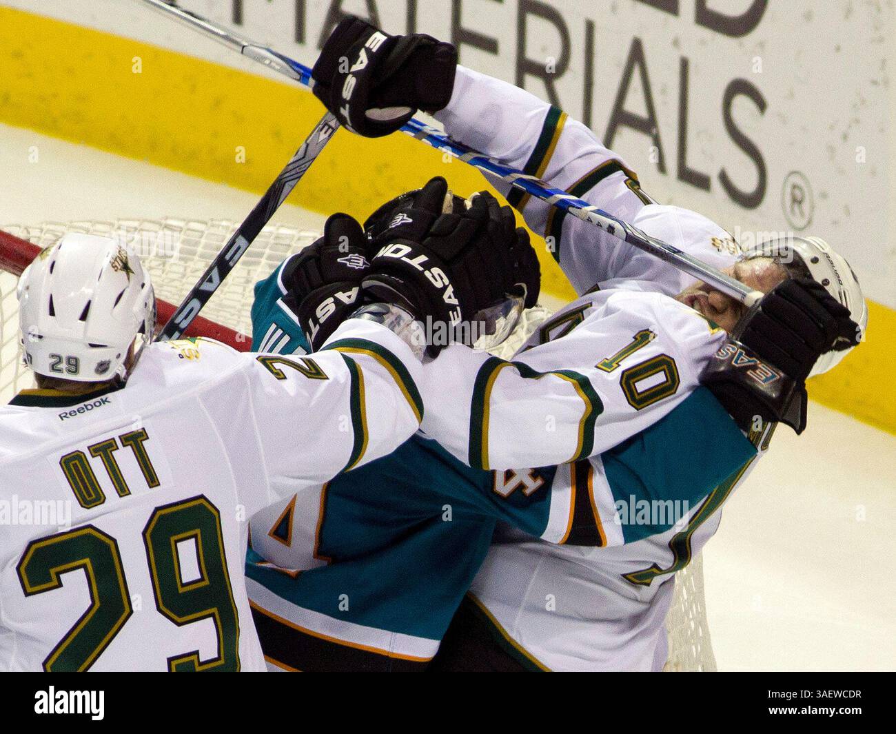8 décembre 2011 : L'ailier gauche des Stars de Dallas Brenden Morrow (10 ans) prend une poignée de bâton au visage des Sharks Marc-Edouard Vlasic (44 ans) lors d'un combat en deuxième période. Sharks battent les Stars 5-2 au HP Pavillion à San Jose, CA. (Crédit image : © William Mancebo/Cal Sport Media/ZUMAPRESS.com) Banque D'Images