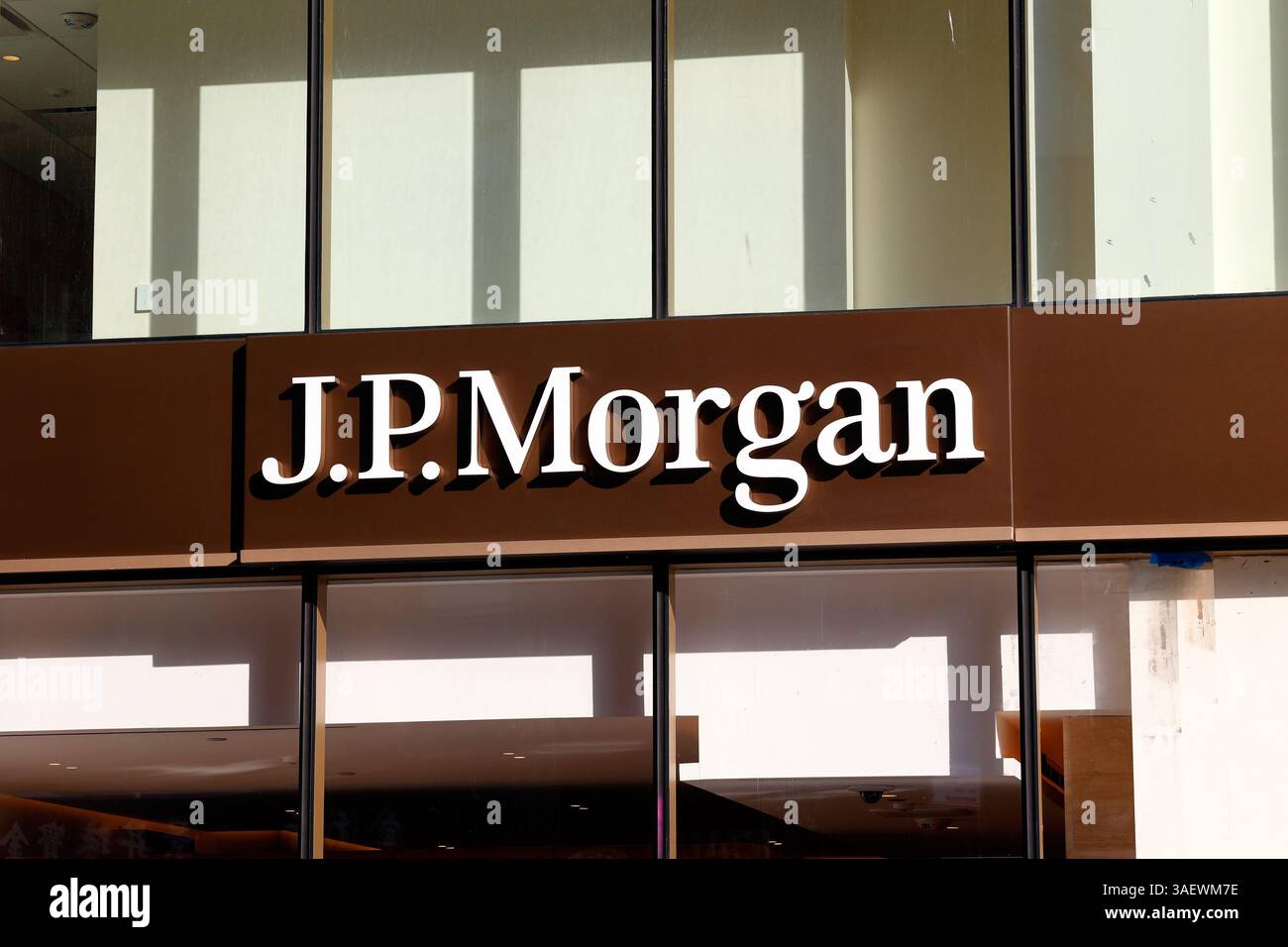 Signalétique pour J. P. Morgan, une banque d'investissement et une société de services financiers, dans une succursale de New York. jp morgan chase Banque D'Images