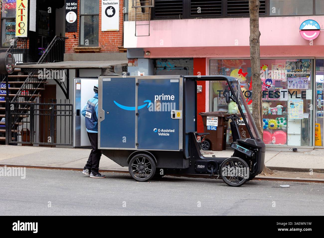 Un vélo cargo électrique à 4 roues Mubea U-Mobility de marque Amazon sur une rue de New York. Le vélo à assistance électrique, ou pedelec, fournit un ... durable Banque D'Images