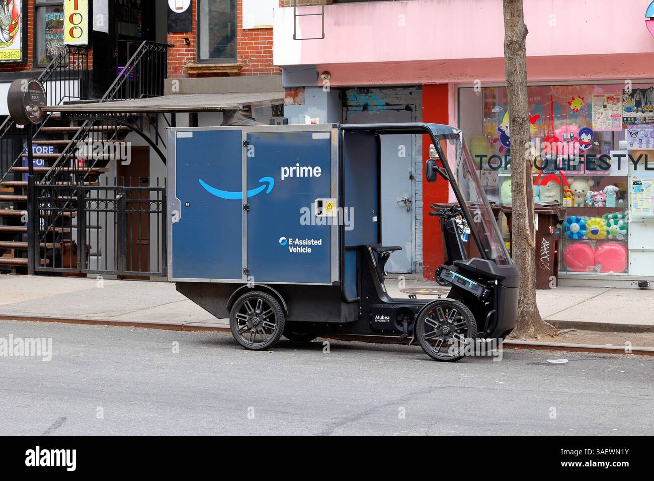 Un vélo cargo électrique à 4 roues Mubea U-Mobility de marque Amazon sur une rue de New York. Le vélo à assistance électrique, ou pedelec, fournit un ... durable Banque D'Images
