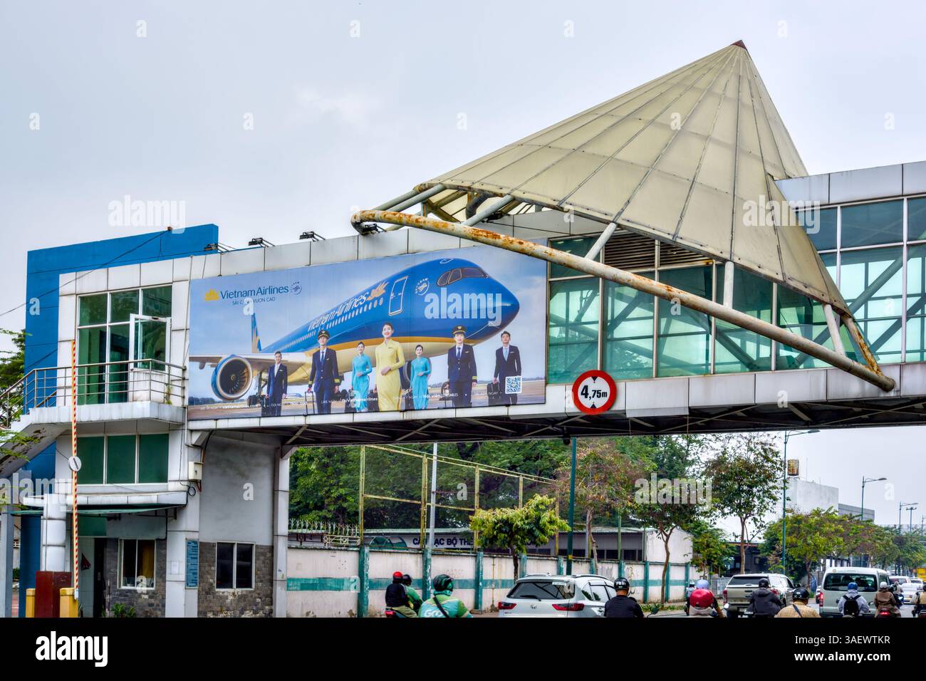 Vietnam Airlines Building Walkway Over Road, Ho Chi Minh-ville, Vietnam Banque D'Images