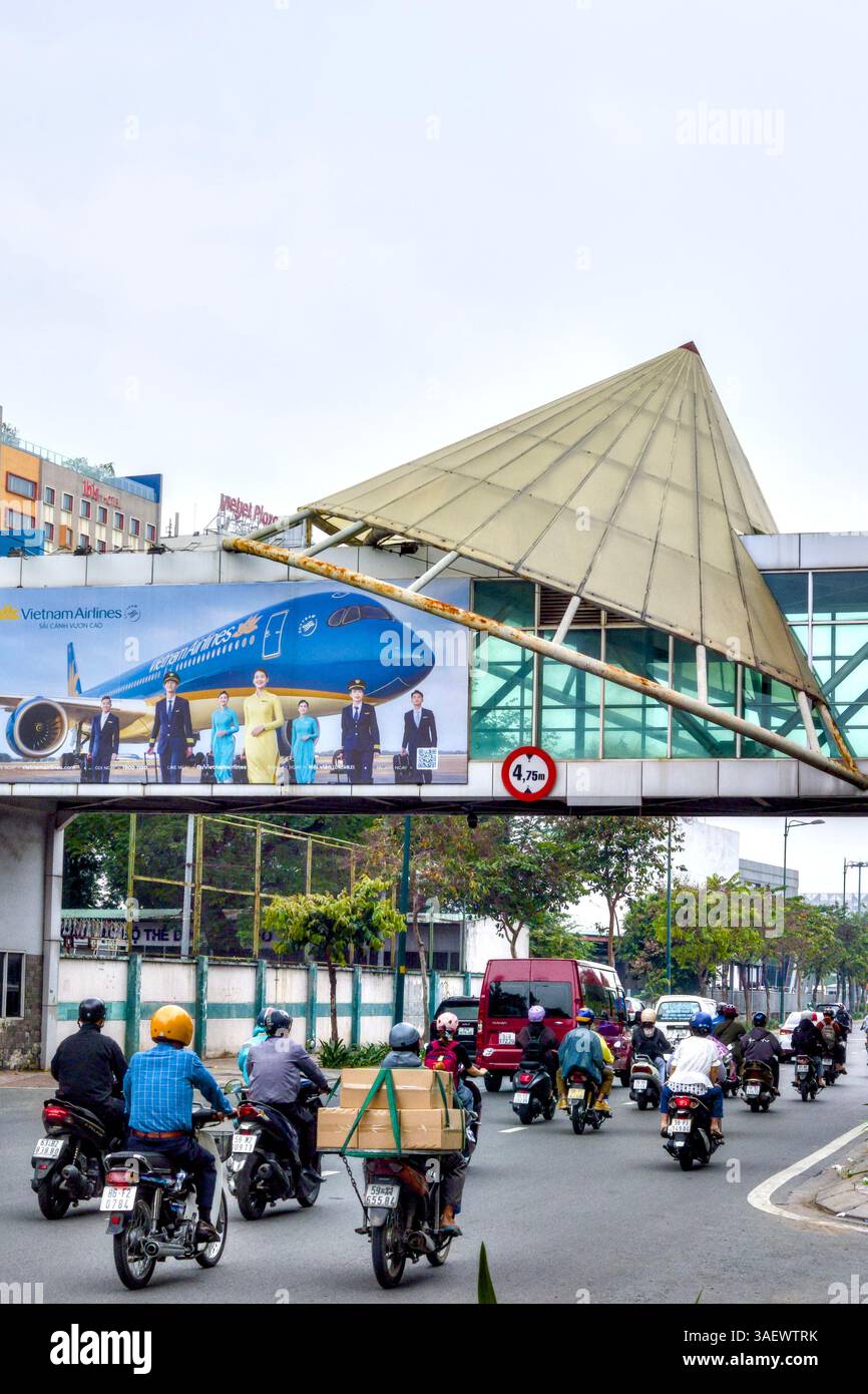 Vietnam Airlines Building Walkway Over Road, Ho Chi Minh-ville, Vietnam Banque D'Images