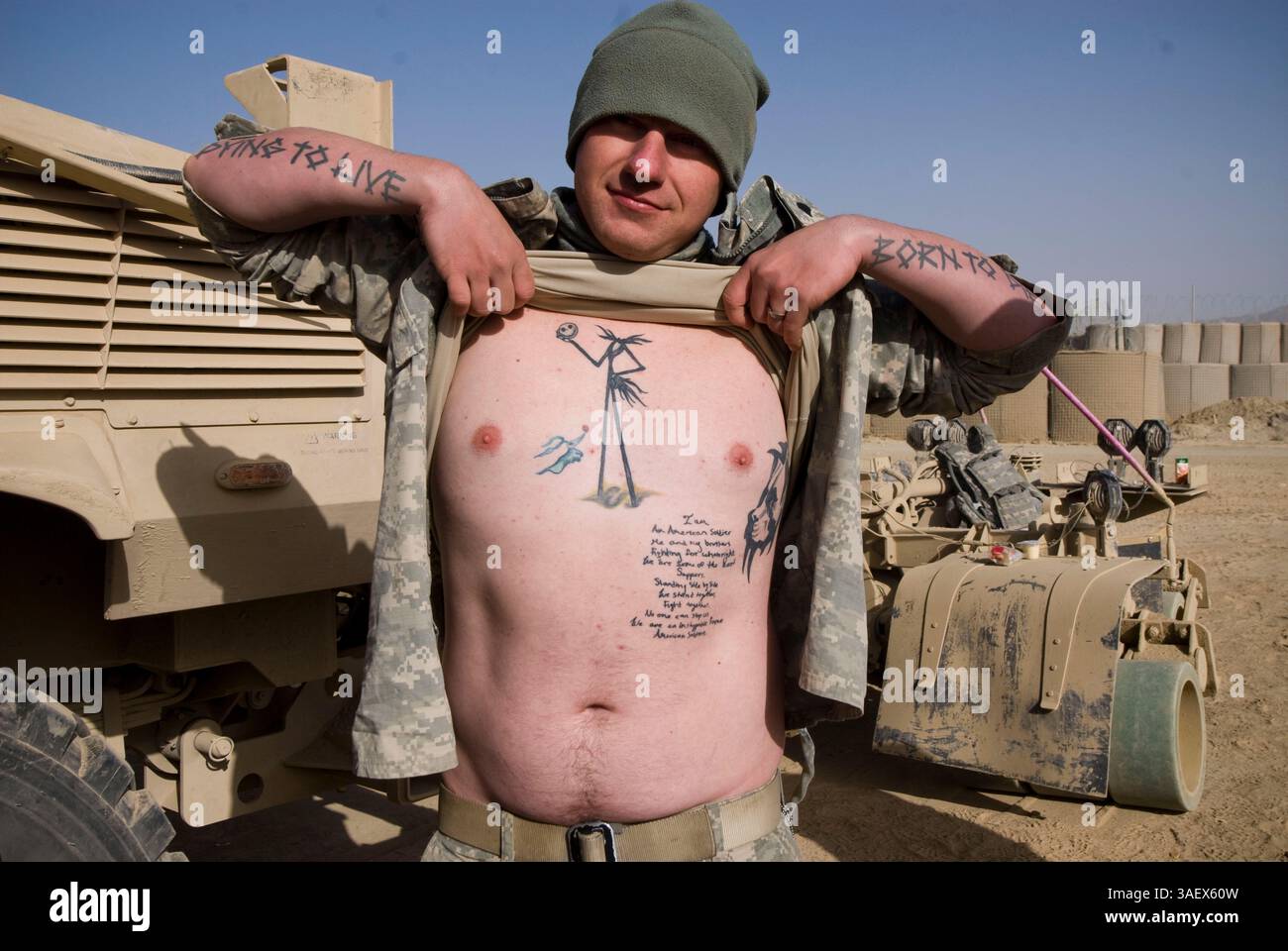 09 déc. 2010 - Zabol, Afghanistan - SPC WILLIAM GRIFFIE du 2nd Striker Cavalry Regiment, Escadron de pompiers, 1st Platoon montre ses tatouages à FOB Sweeney..(image de crédit : © Daniel Britt/ZUMAPRESS.com) Banque D'Images
