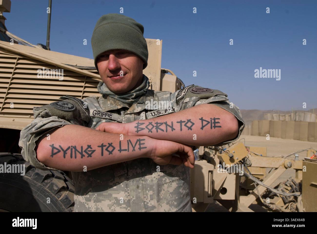 09 déc. 2010 - Zabol, Afghanistan - SPC WILLIAM GRIFFIE du 2nd Striker Cavalry Regiment, Escadron de pompiers, 1st Platoon montre ses tatouages à FOB Sweeney..(image de crédit : © Daniel Britt/ZUMAPRESS.com) Banque D'Images
