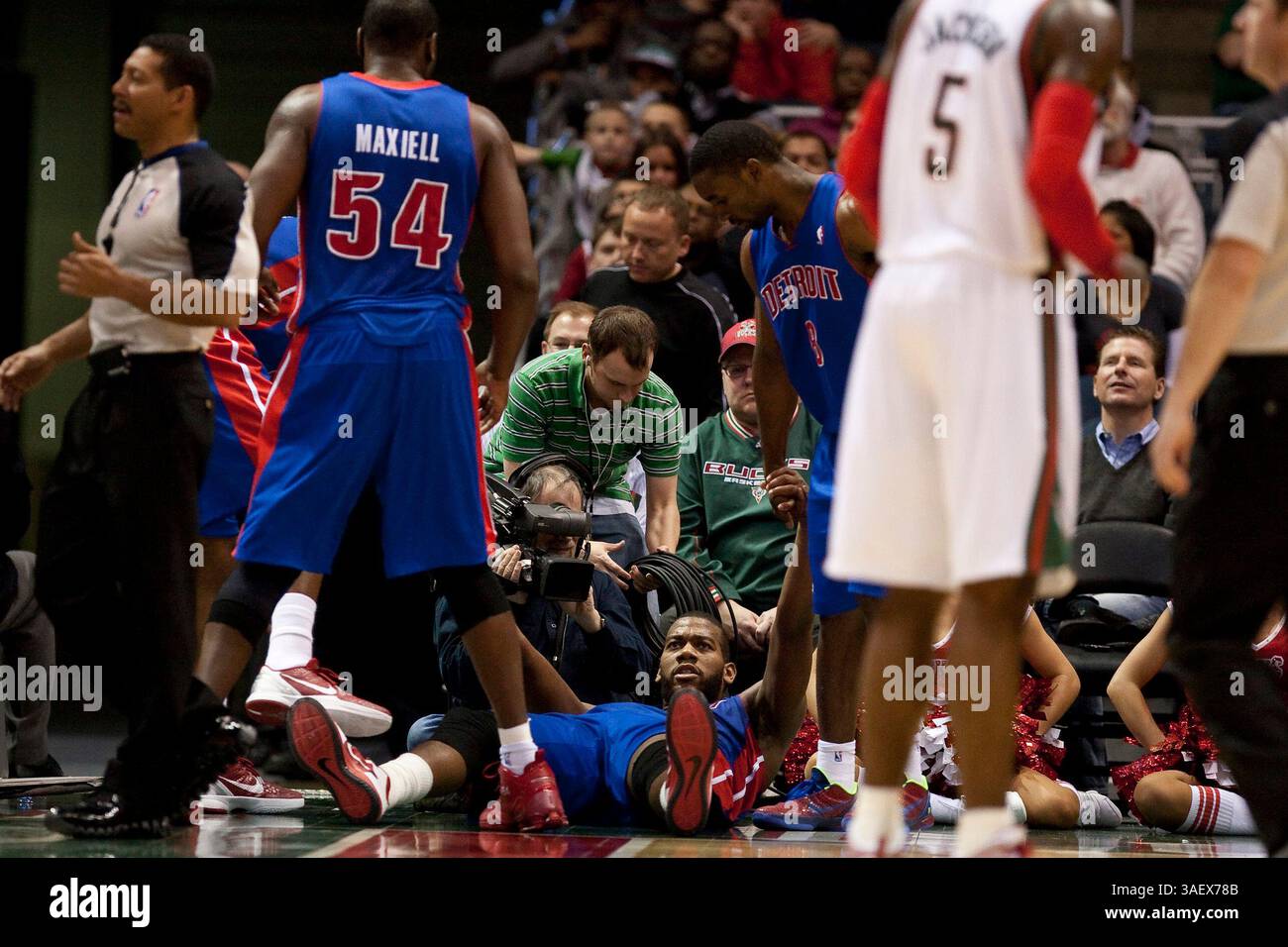 12 janvier 2012 Milwaukee, WI. Bradley Center..Detroit piston Greg Monroe #10 est aidé hors du court par un coéquipier après avoir tiré une faute dure, Monroe a eu 32 points et 16 rebonds contre les Bucks de Milwaukee ce soir..Detroit pistons a perdu contre les Bucks de Milwaukee 93-102. Mike McGinnis/CSM. (Crédit image : © Mike McGinnis/Cal Sport Media/ZUMAPRESS.com) Banque D'Images