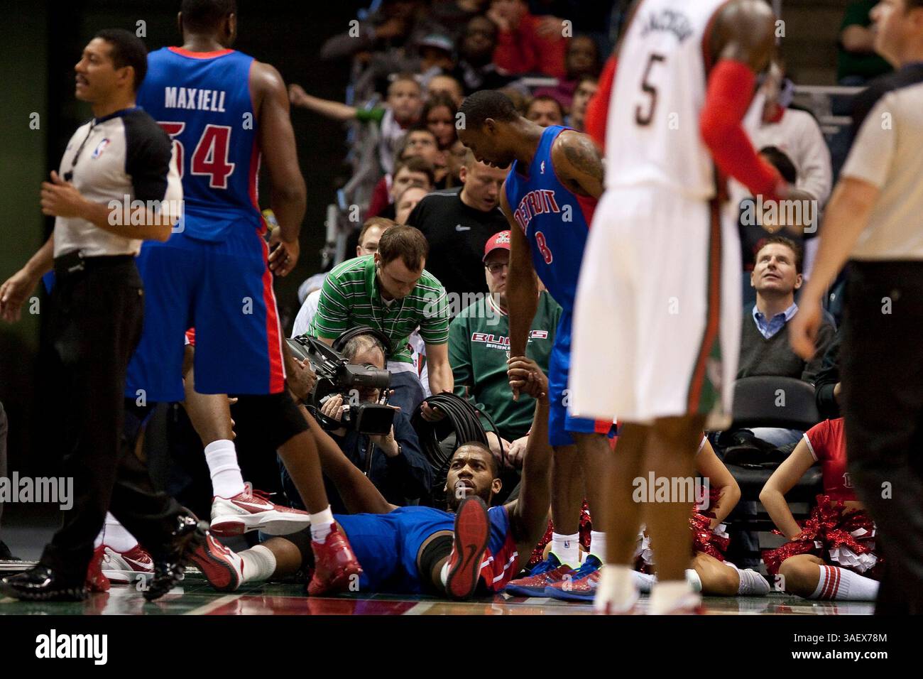 12 janvier 2012 Milwaukee, WI. Bradley Center..Detroit piston Greg Monroe #10 est aidé hors du court par un coéquipier après avoir tiré une faute dure, Monroe a eu 32 points et 16 rebonds contre les Bucks de Milwaukee ce soir..Detroit pistons a perdu contre les Bucks de Milwaukee 93-102. Mike McGinnis/CSM. (Crédit image : © Mike McGinnis/Cal Sport Media/ZUMAPRESS.com) Banque D'Images