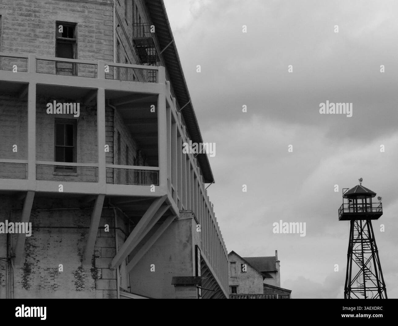 11 janvier 2012 - San Francisco, Californie, États-Unis - vue de l'île d'Alcatraz dans la baie de San Francisco, longtemps l'une des prisons les plus célèbres des États-Unis. Alcatraz Island est une île située dans la baie de San Francisco, à 1,5 milles (2.4Êkm) au large de San Francisco, Californie, États-Unis. Souvent appelée « le Rocher » ou simplement « Traz », la petite île a été développée avec des installations pour un phare, une fortification militaire, une prison militaire et une prison fédérale du Bureau fédéral des prisons jusqu'en 1963. (Crédit image : © Tim Wagner/ZUMAPRESS.com) Banque D'Images
