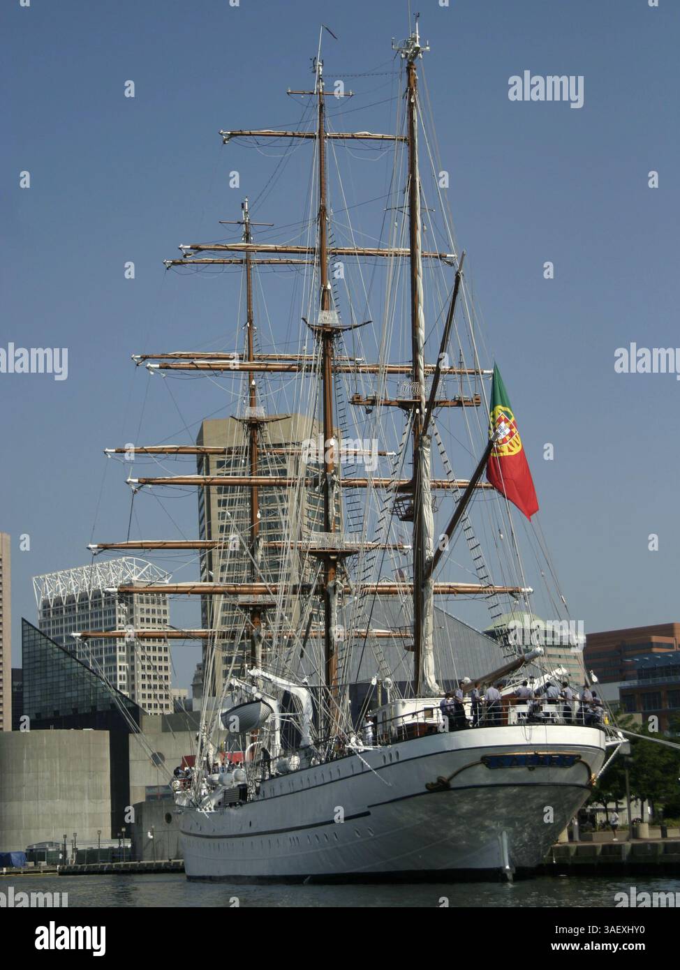30 juin 2004 ; Baltimore, MD, États-Unis ; le 'Sagres', un grand voilier de 294' de la marine portugaise utilisé pour l'entraînement, construit en 1937 arrive dans le port intérieur de Baltimore, Maryland. L’équipage du shipÕs participera aux activités et concours avec d’autres équipages de grands voiliers dans le port de Baltimore pendant les cinq prochains jours. Après le feu d'artifice dans le port intérieur pour le 4 juillet, l'équipage quittera Baltimore dans la matinée du 5 juillet. . (Crédit image : James Berglie/ZUMAPRESS.com) Banque D'Images