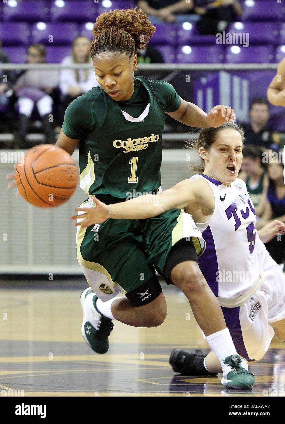 14 janvier 2012 - Fort Worth, TX, USA - LaDeyah Forten (1) de Colorado State bat Meagan Henson (5) de Texas Christian dans une balle lâche en deuxième mi-temps au Daniel-Meyer Coliseum de Fort Worth, Texas, le samedi 14 janvier 2012. La TCU a dépassé l'État du Colorado, 79-71. (Crédit image : © Richard W. Rodriguez/Fort Worth Star-Telegram/MCT/ZUMAPRESS.com) Banque D'Images